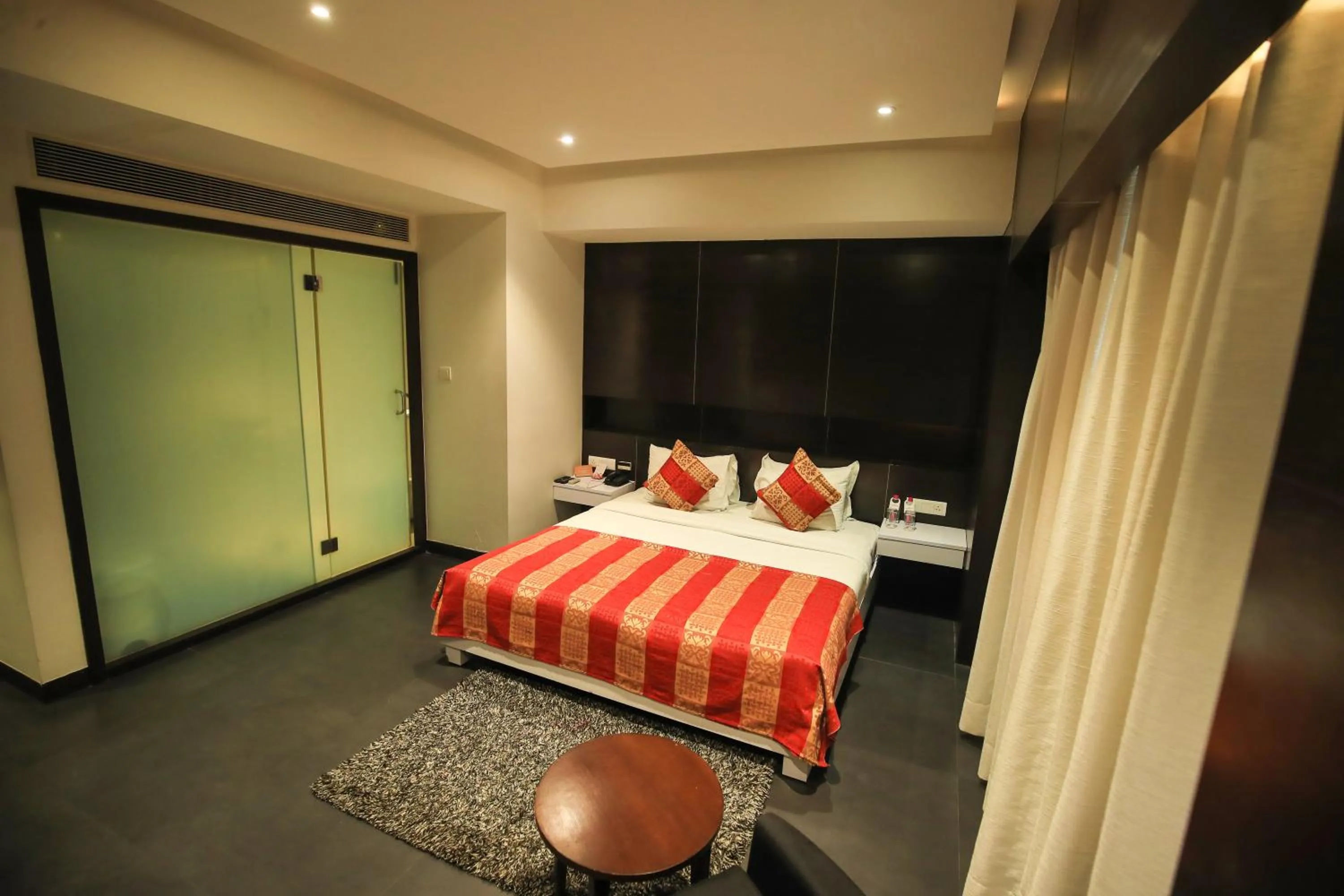 Bed in Hotel German Palace Near to Airport