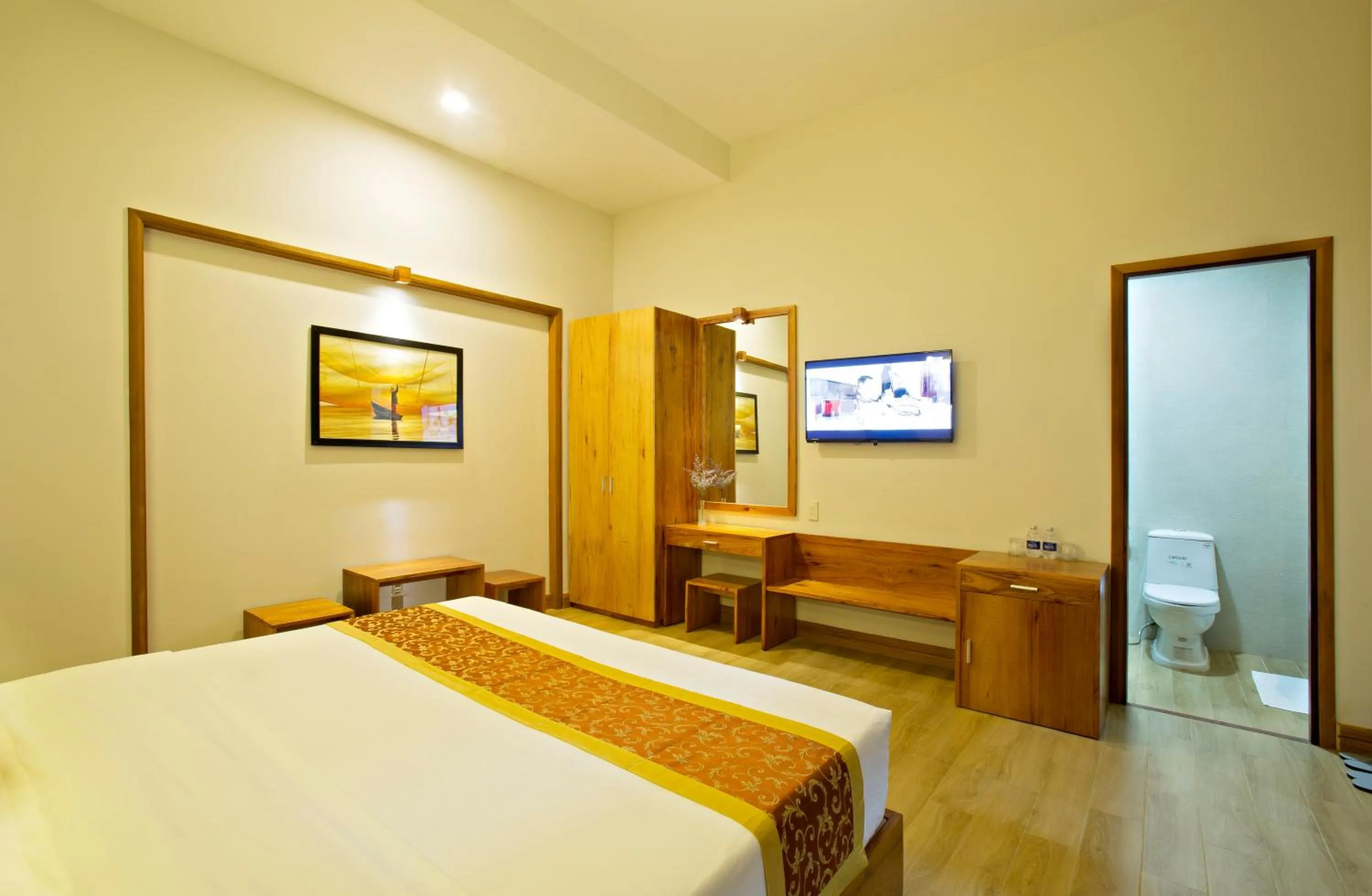 Photo of the whole room, Bed in Hanging Garden Hoi An