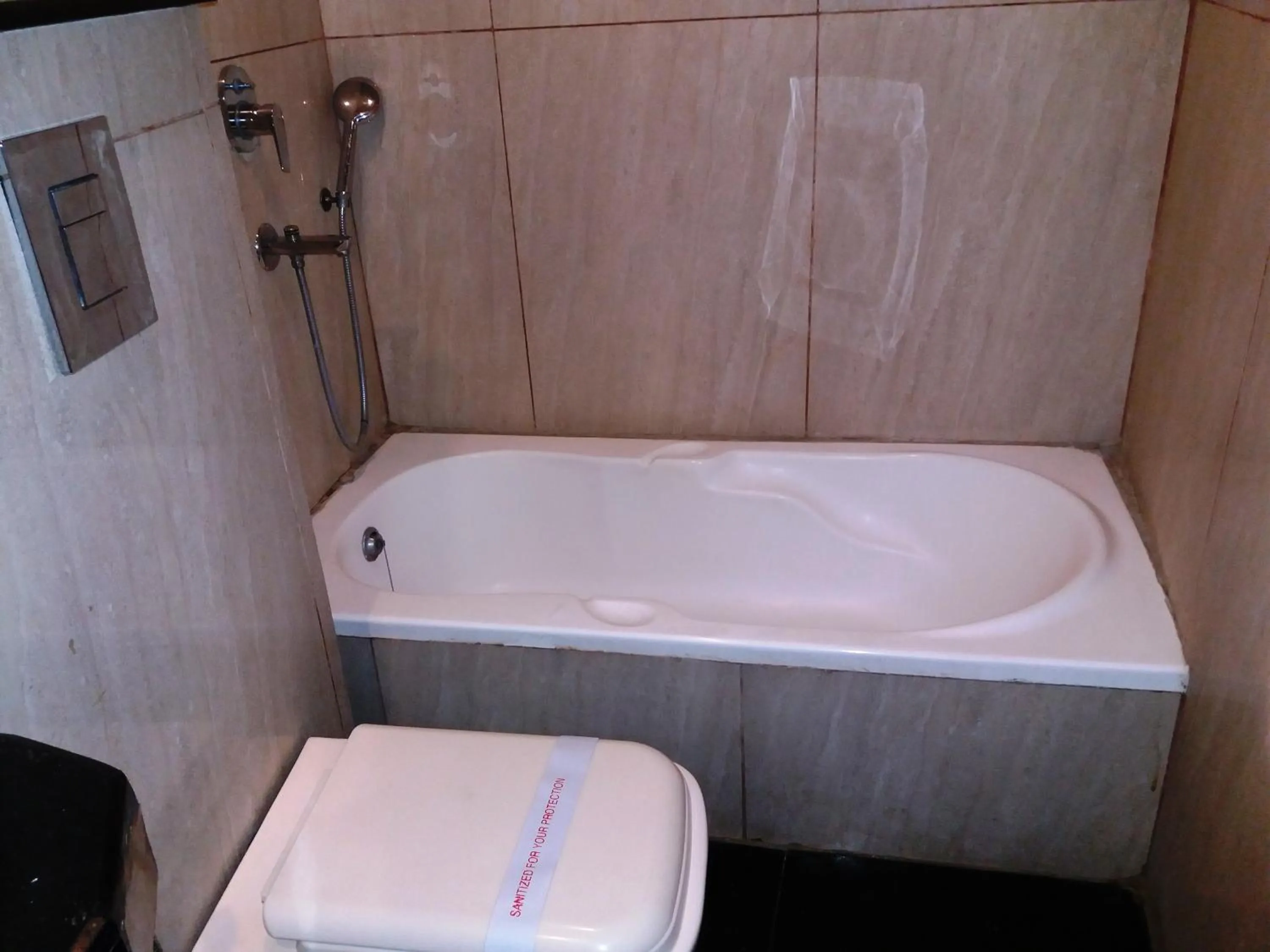 Bathroom in Hotel Station View Opposite New Delhi Railway