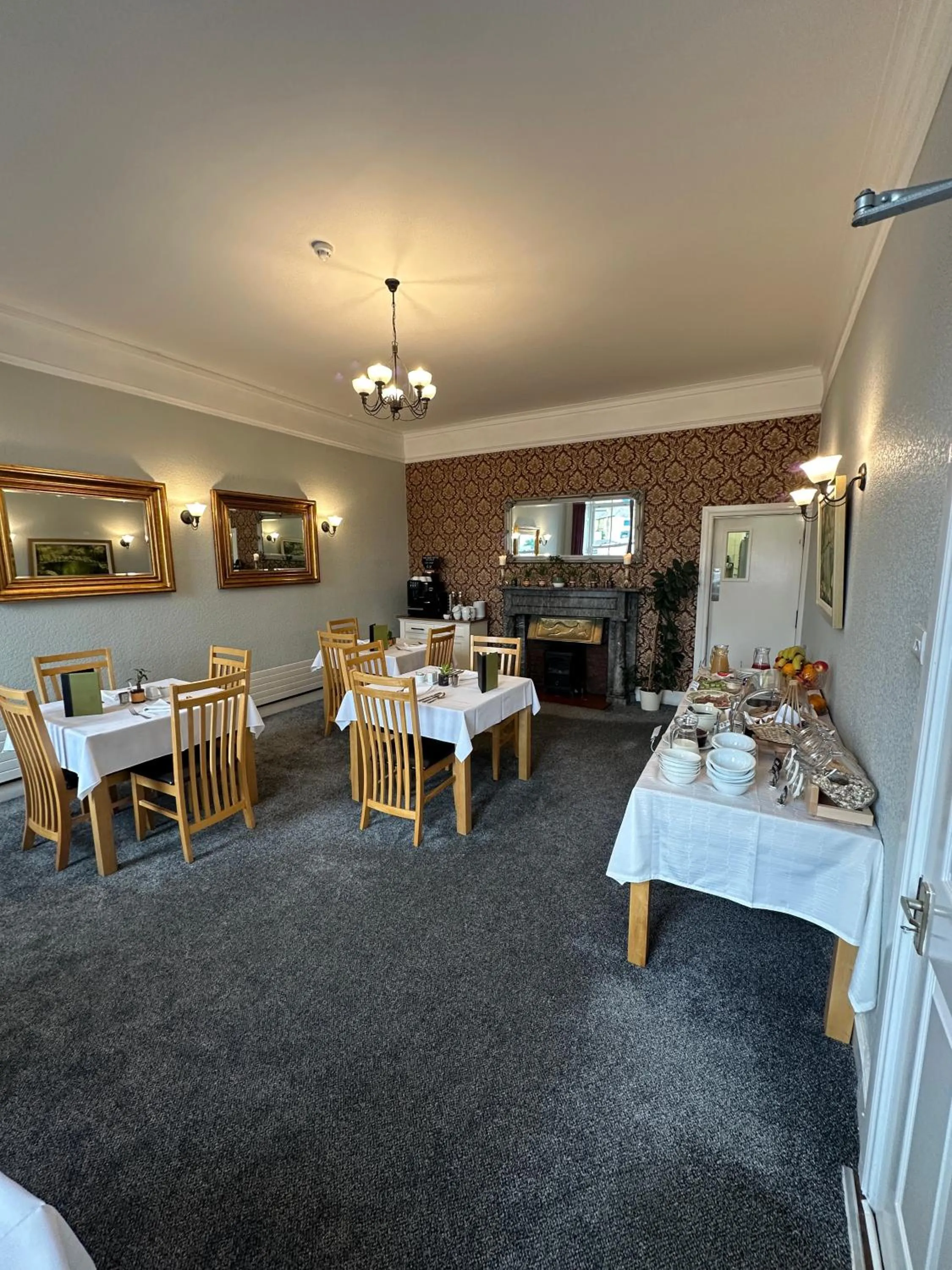 Breakfast in Long Quay House