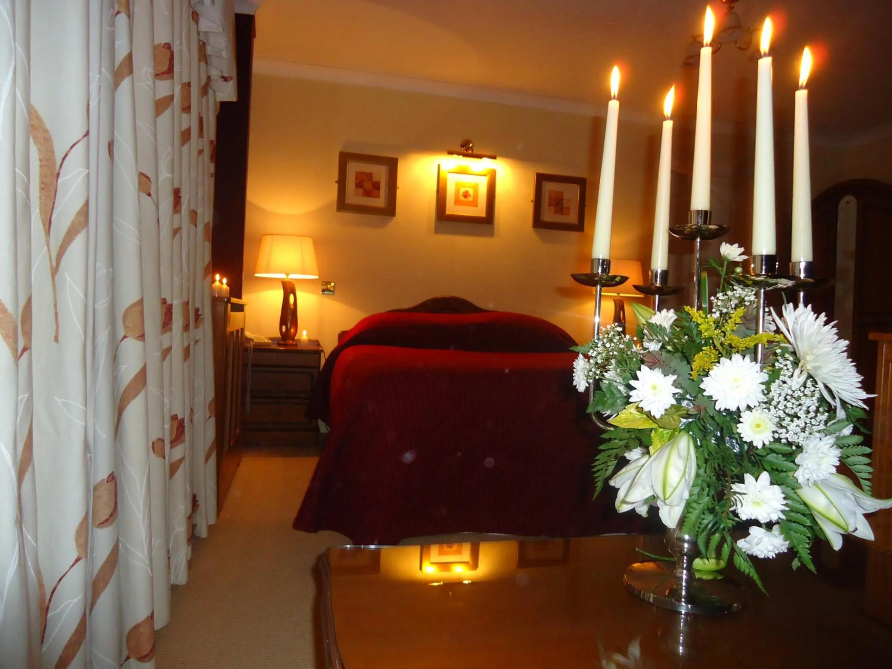 Decorative detail, Bed in Templemore Arms Hotel
