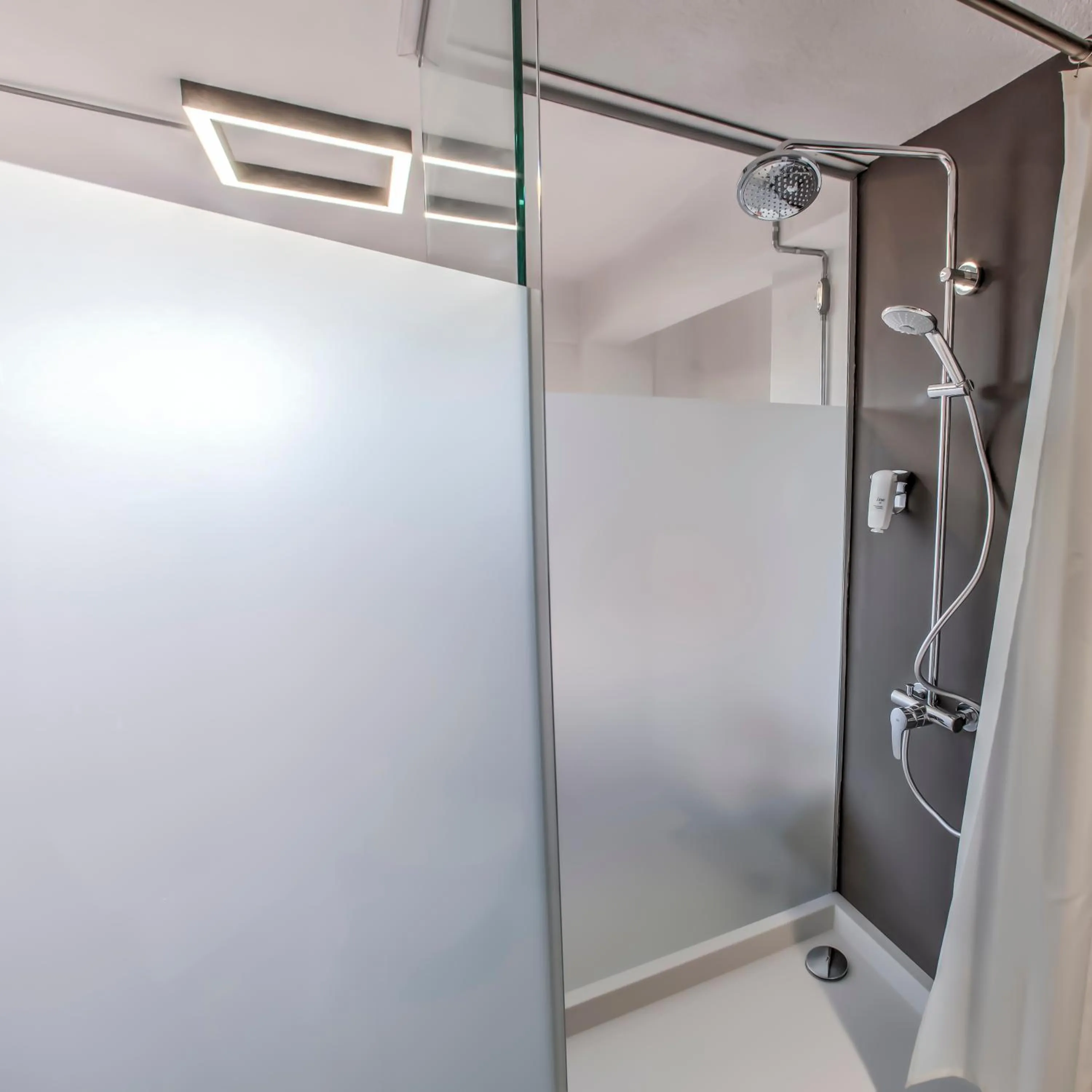 Shower in Vavien Hotel