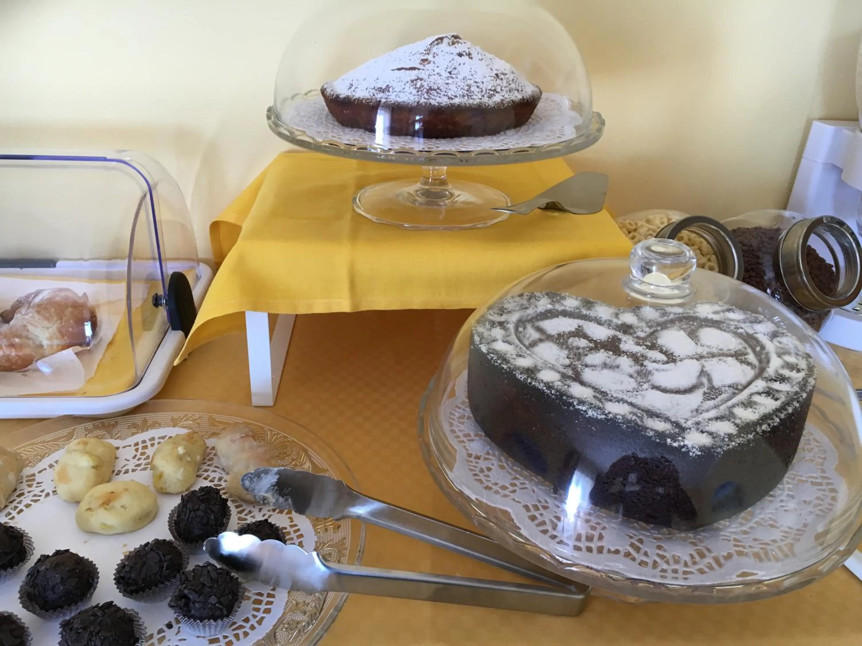 Communal lounge/ TV room in La Città degli Dei