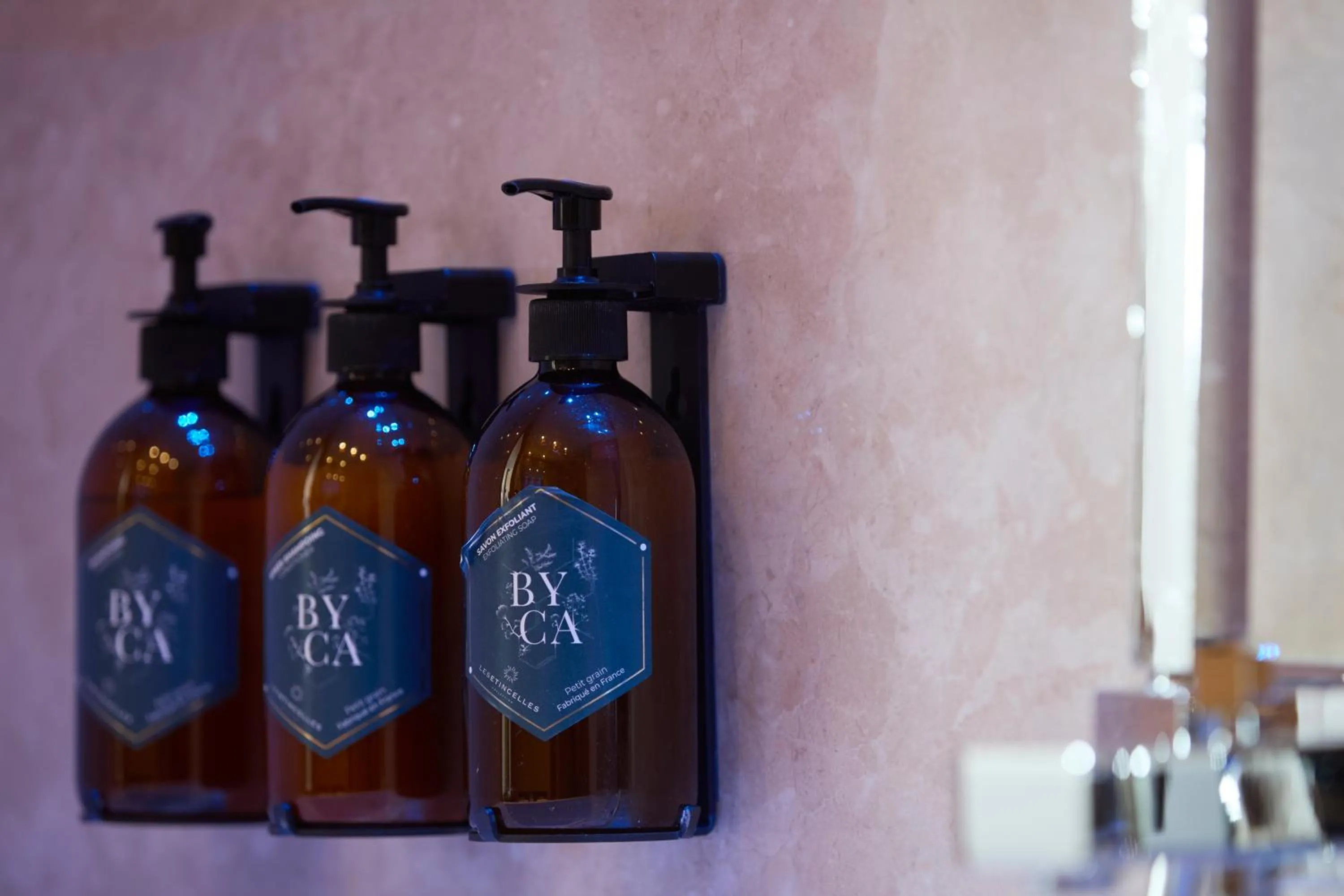 Shower in Hôtel Taj-I Mah by Les Etincelles