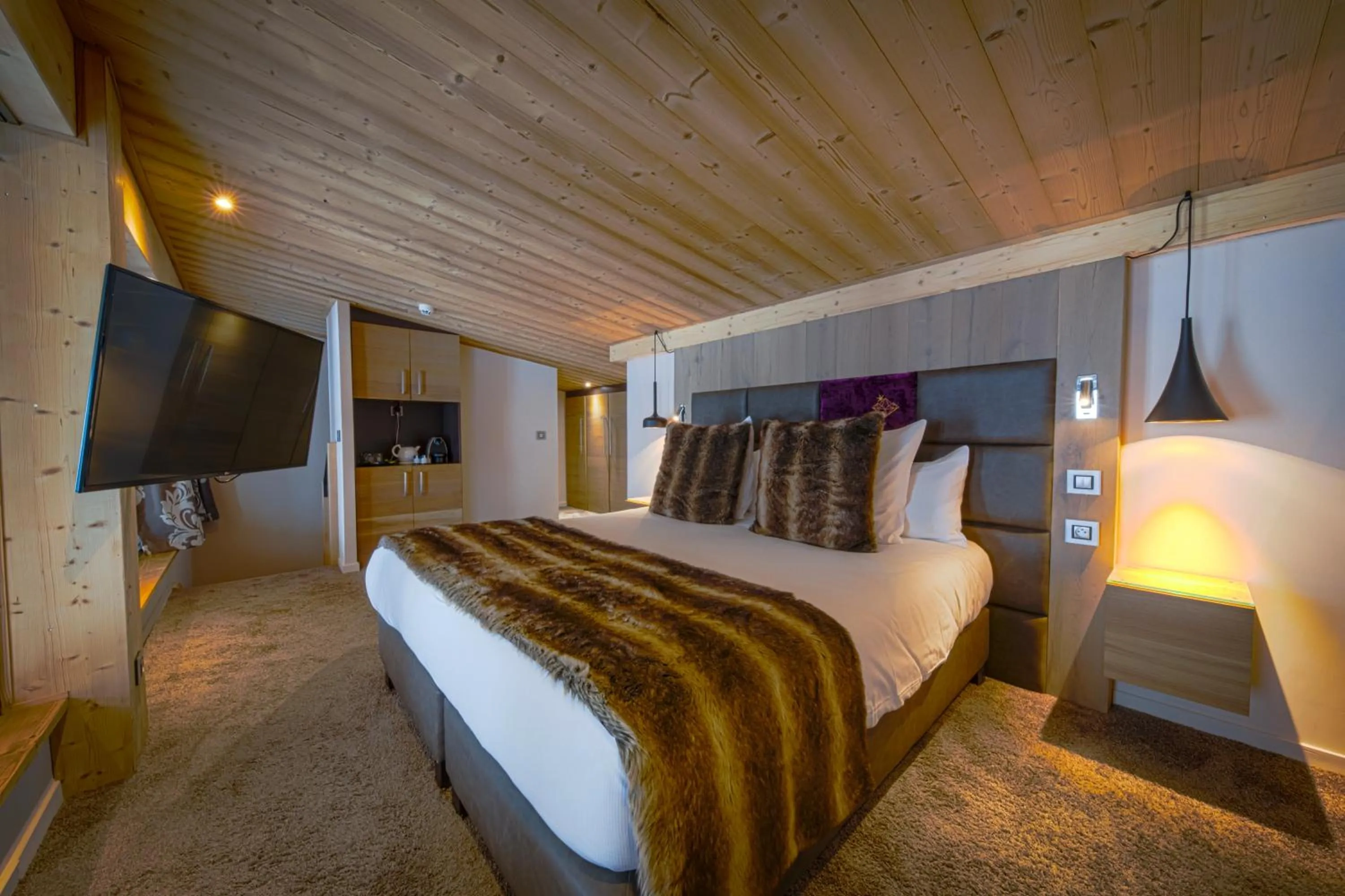 Bedroom, Bed in Hôtel Taj-I Mah by Les Etincelles