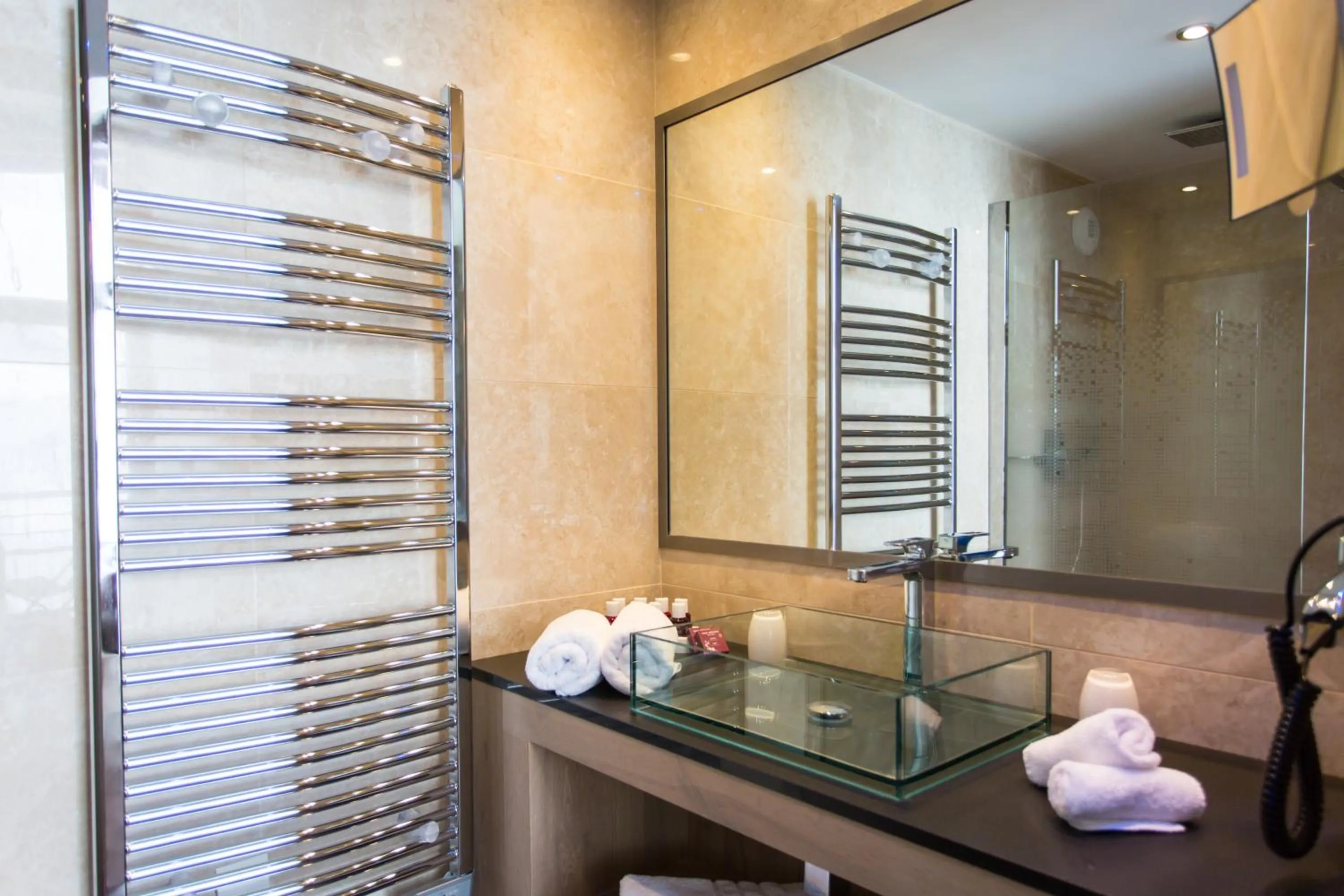 Bathroom in Hôtel Taj-I Mah by Les Etincelles