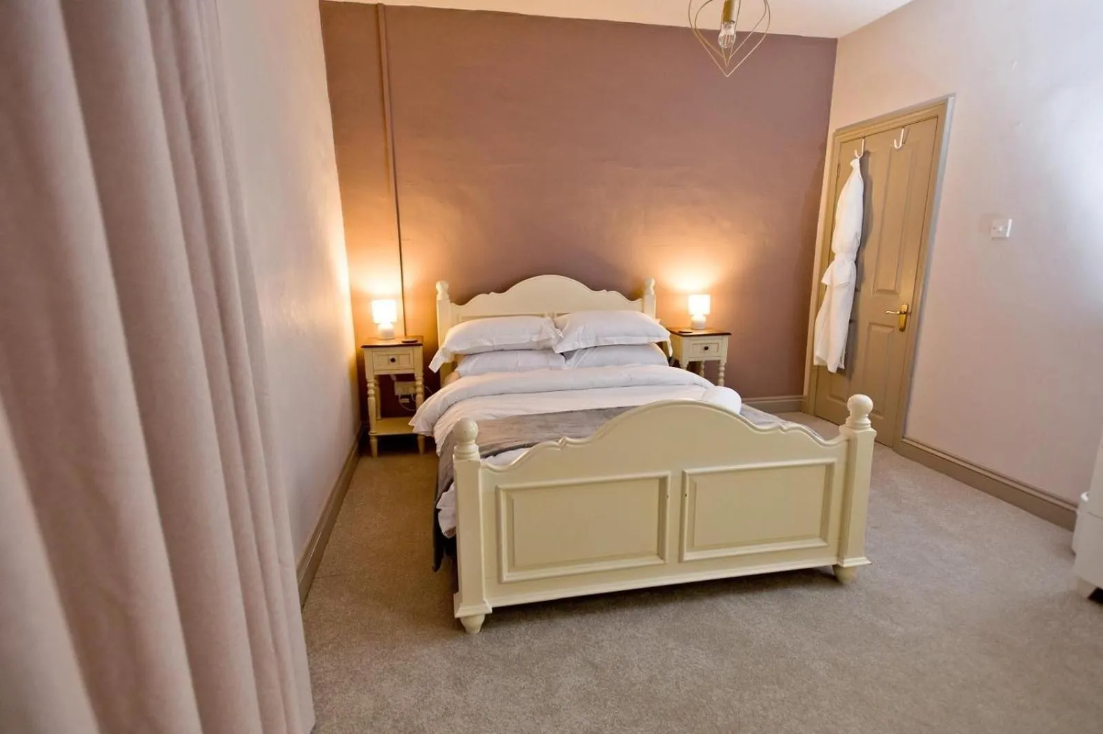 Bedroom, Bed in Glewstone Court Country House Hotel