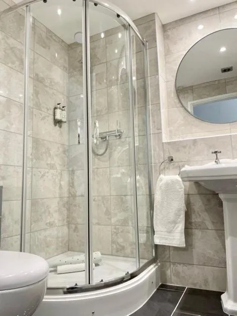 Bathroom in Glewstone Court Country House Hotel