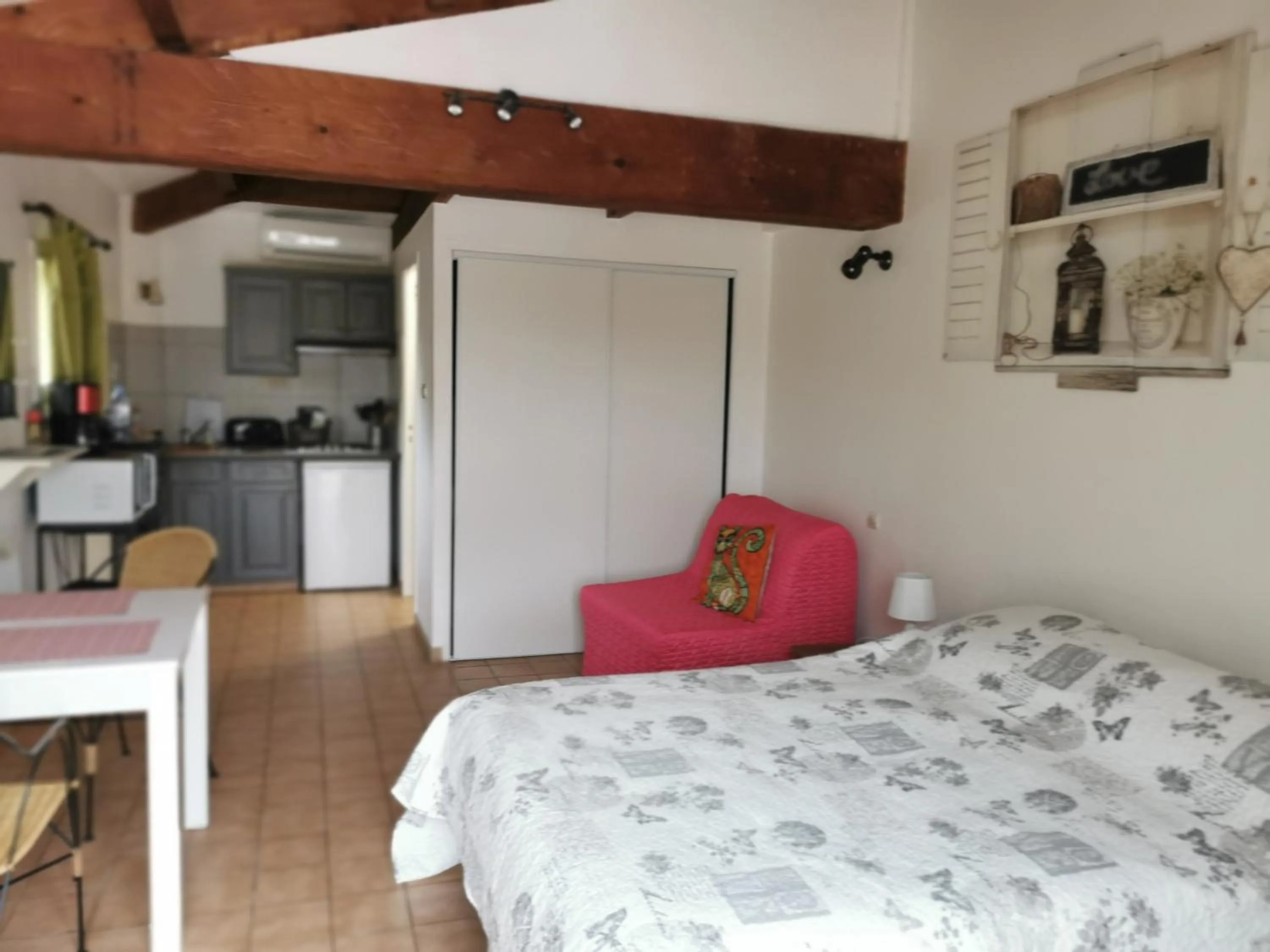 Dining area, Bed in Le Mas de Cocagne - Gite et Chambre d'hôte - Piscine et SPA