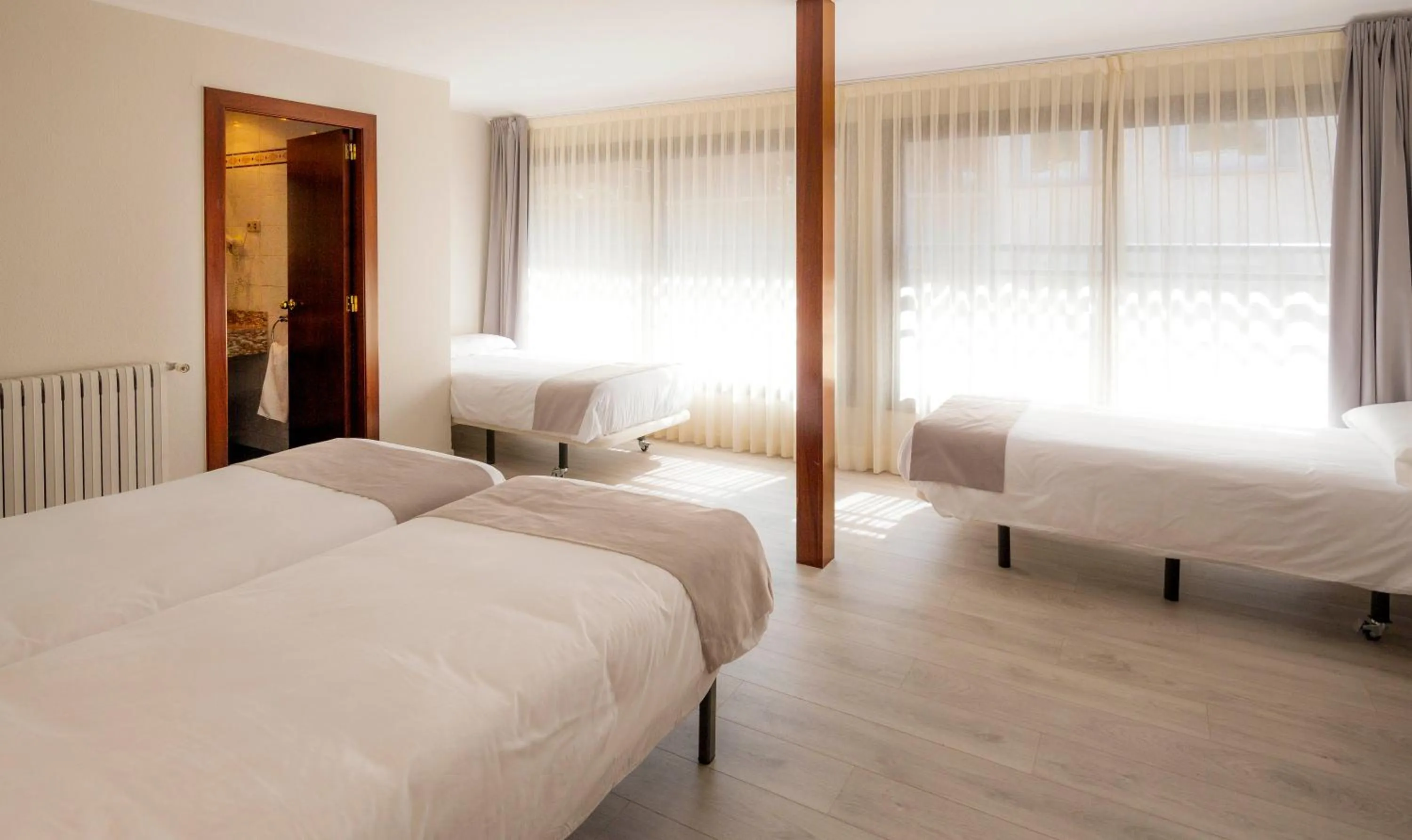 Photo of the whole room, Bed in Tudel