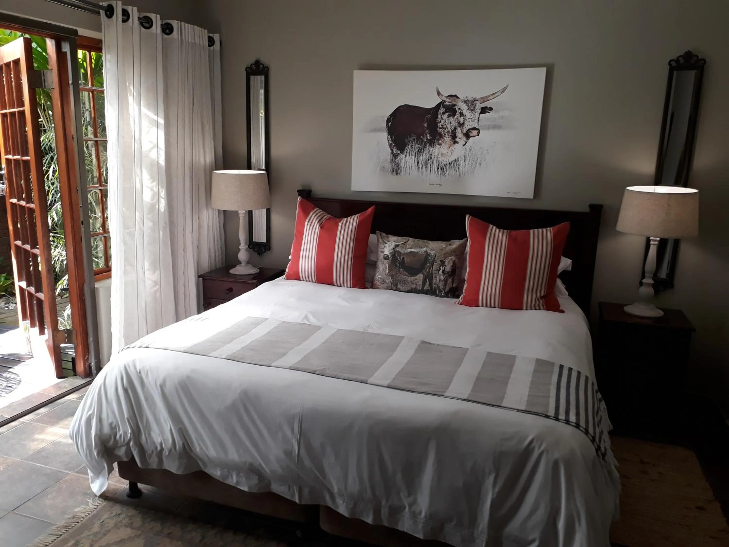 Photo of the whole room in The Sandpiper