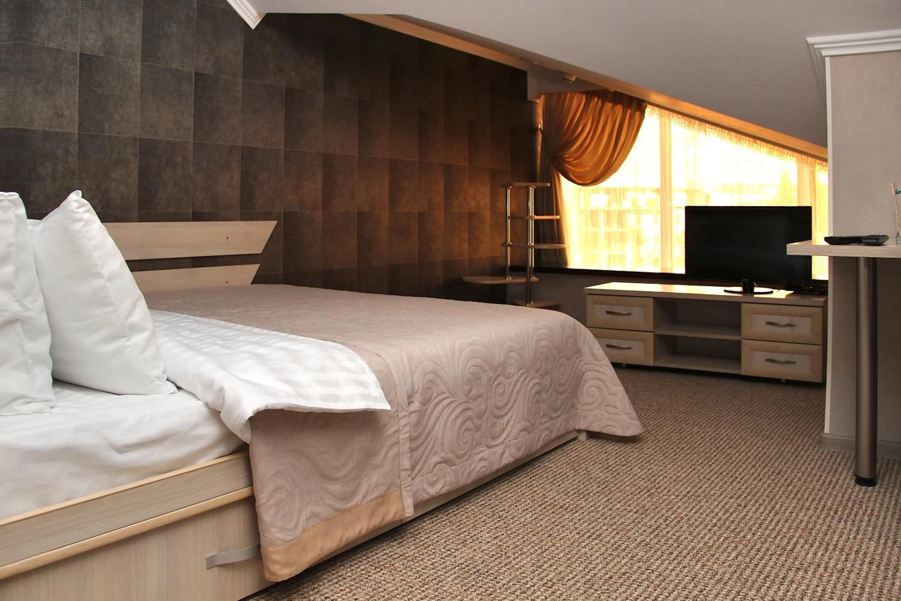 Bedroom, Bed in Harvest