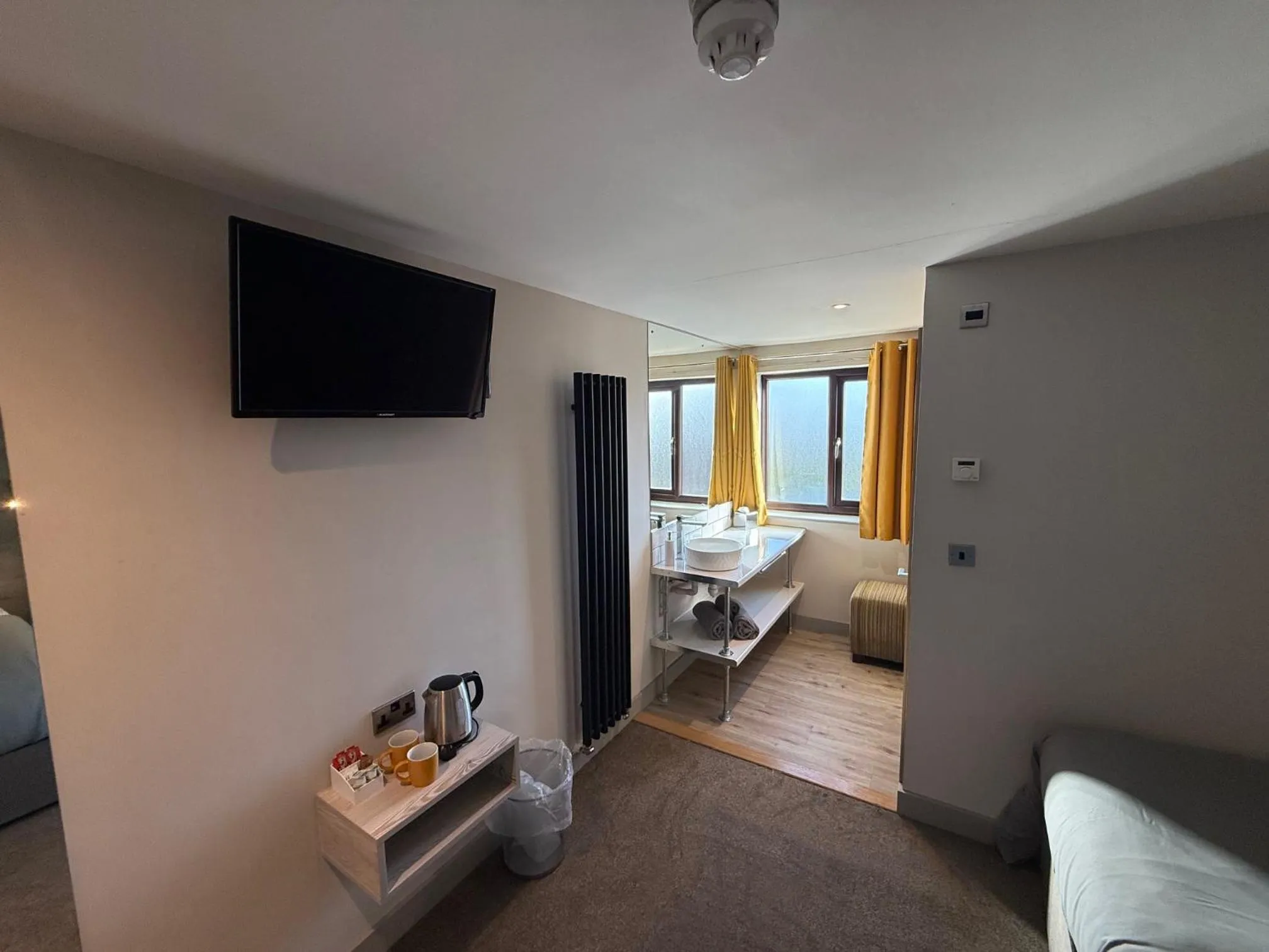 Photo of the whole room, Bed in The White Horse