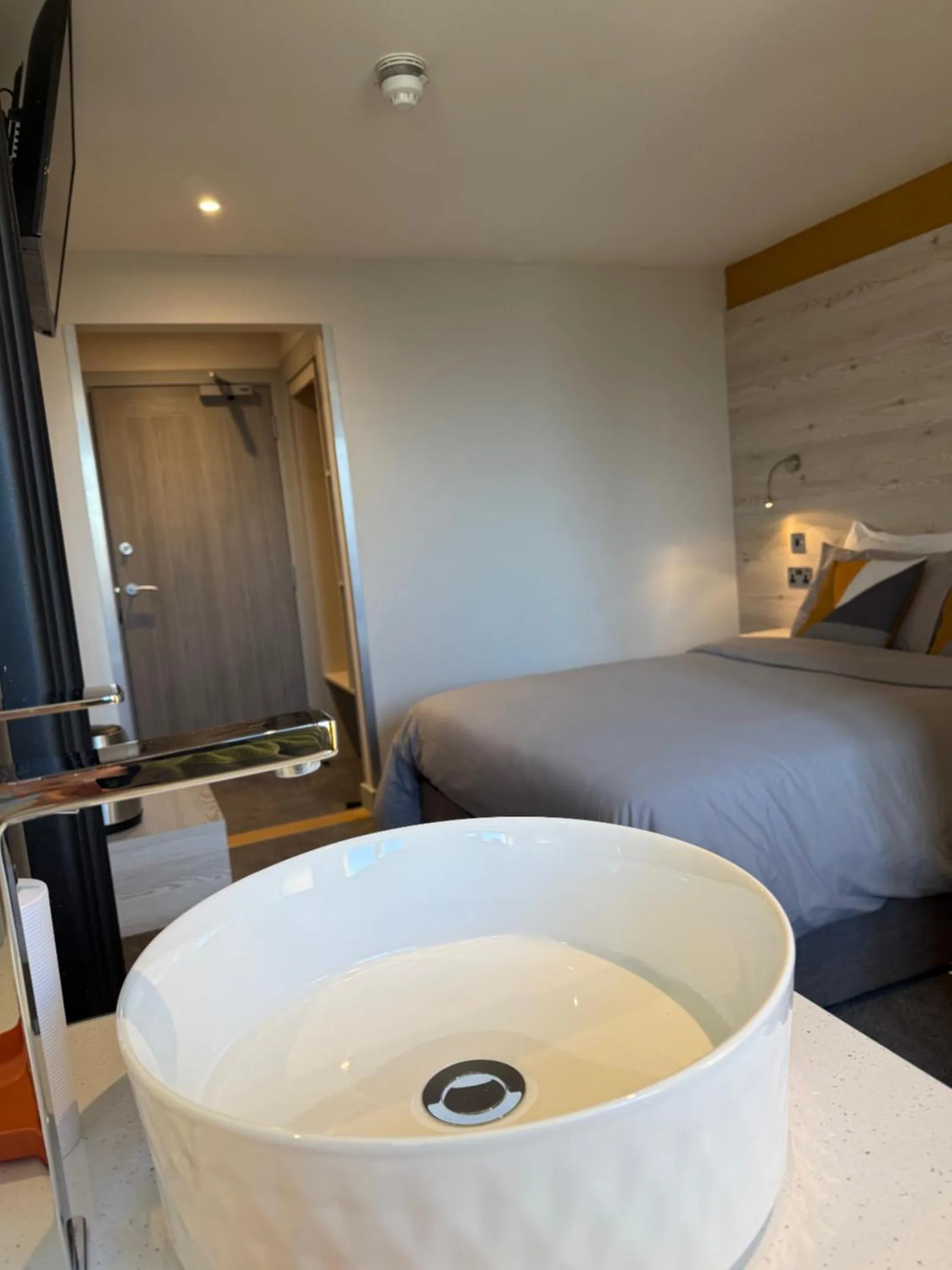 Photo of the whole room, Bed in The White Horse