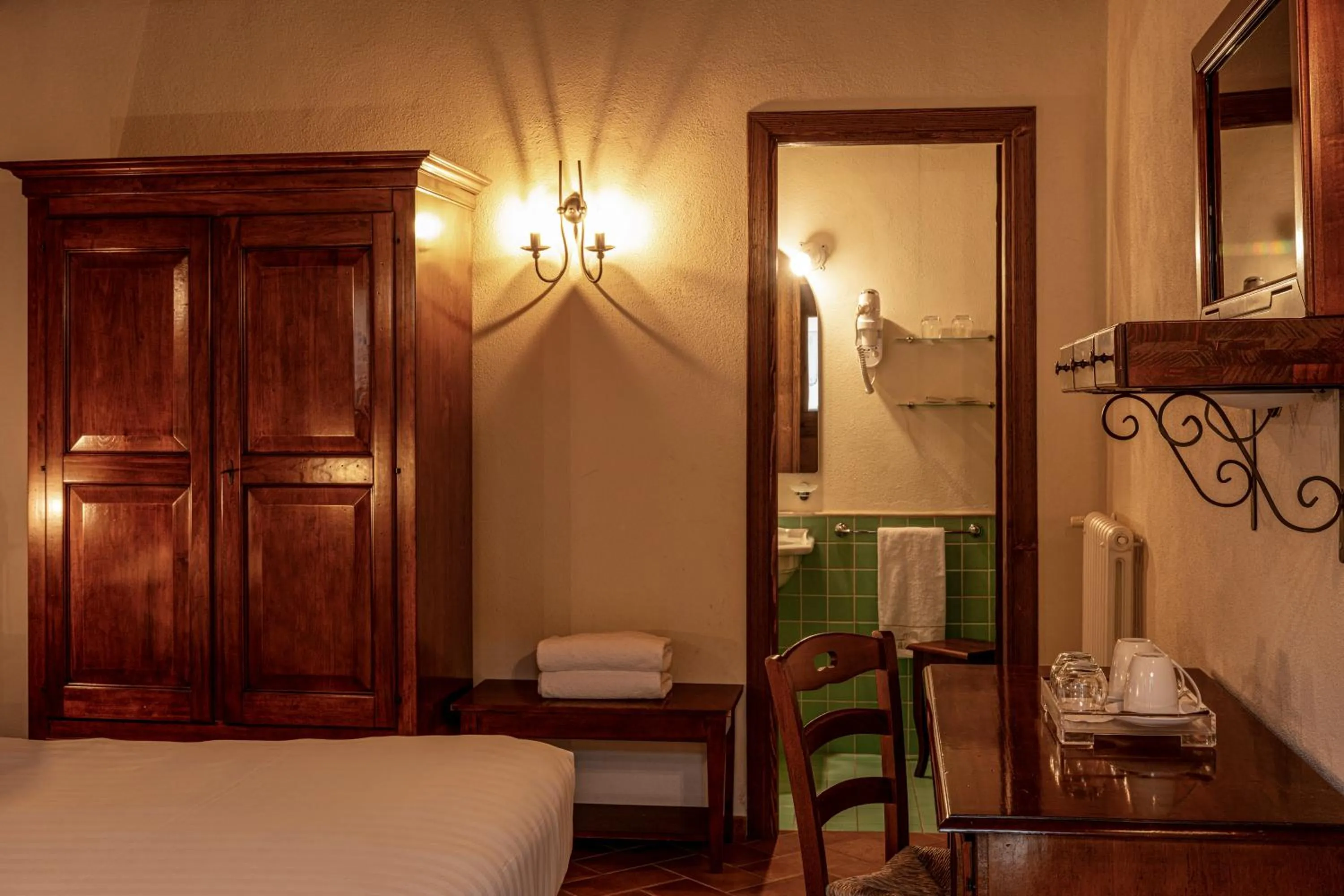 Bathroom, Bed in Borgotufi Albergo Diffuso