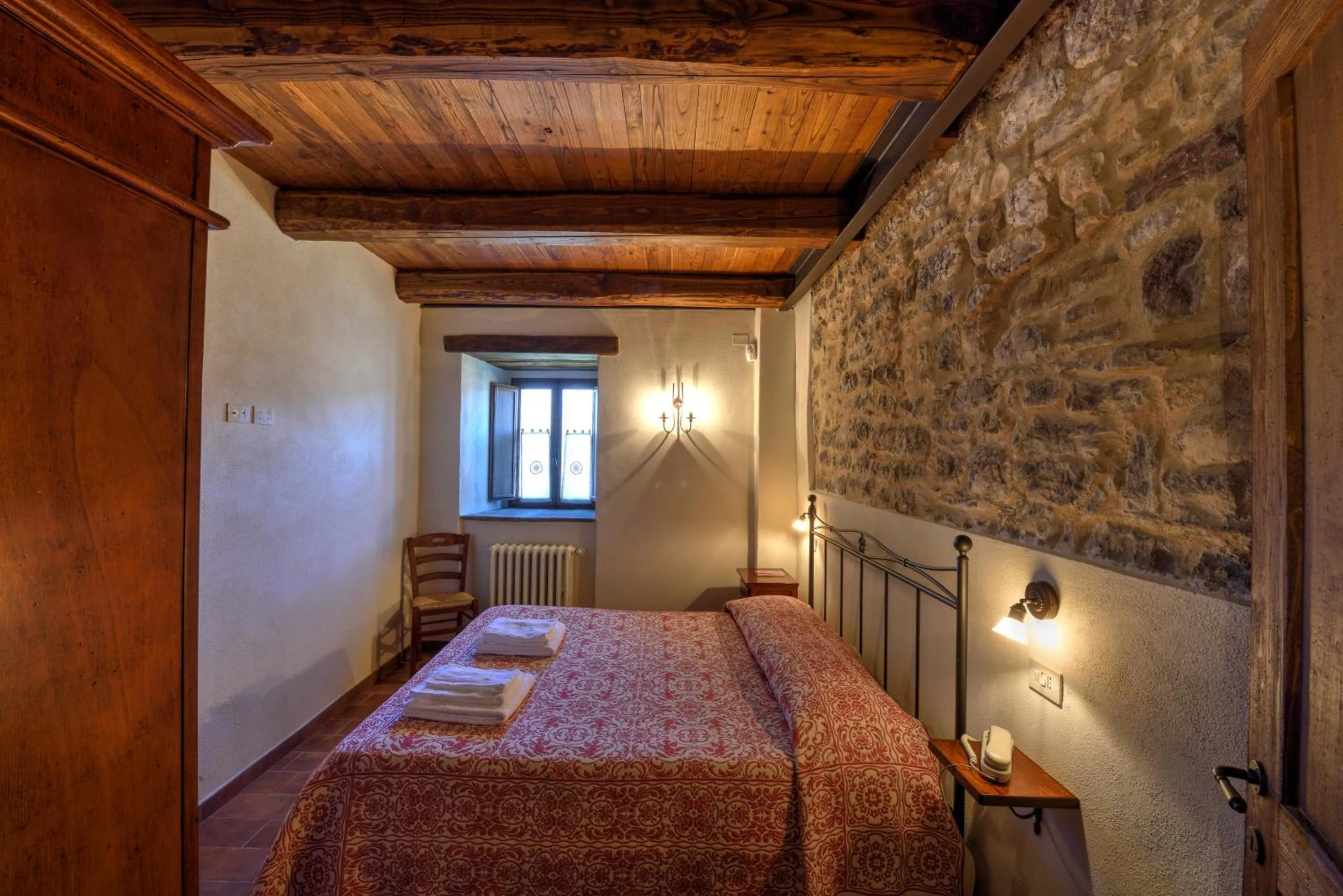 Bed in Borgotufi Albergo Diffuso
