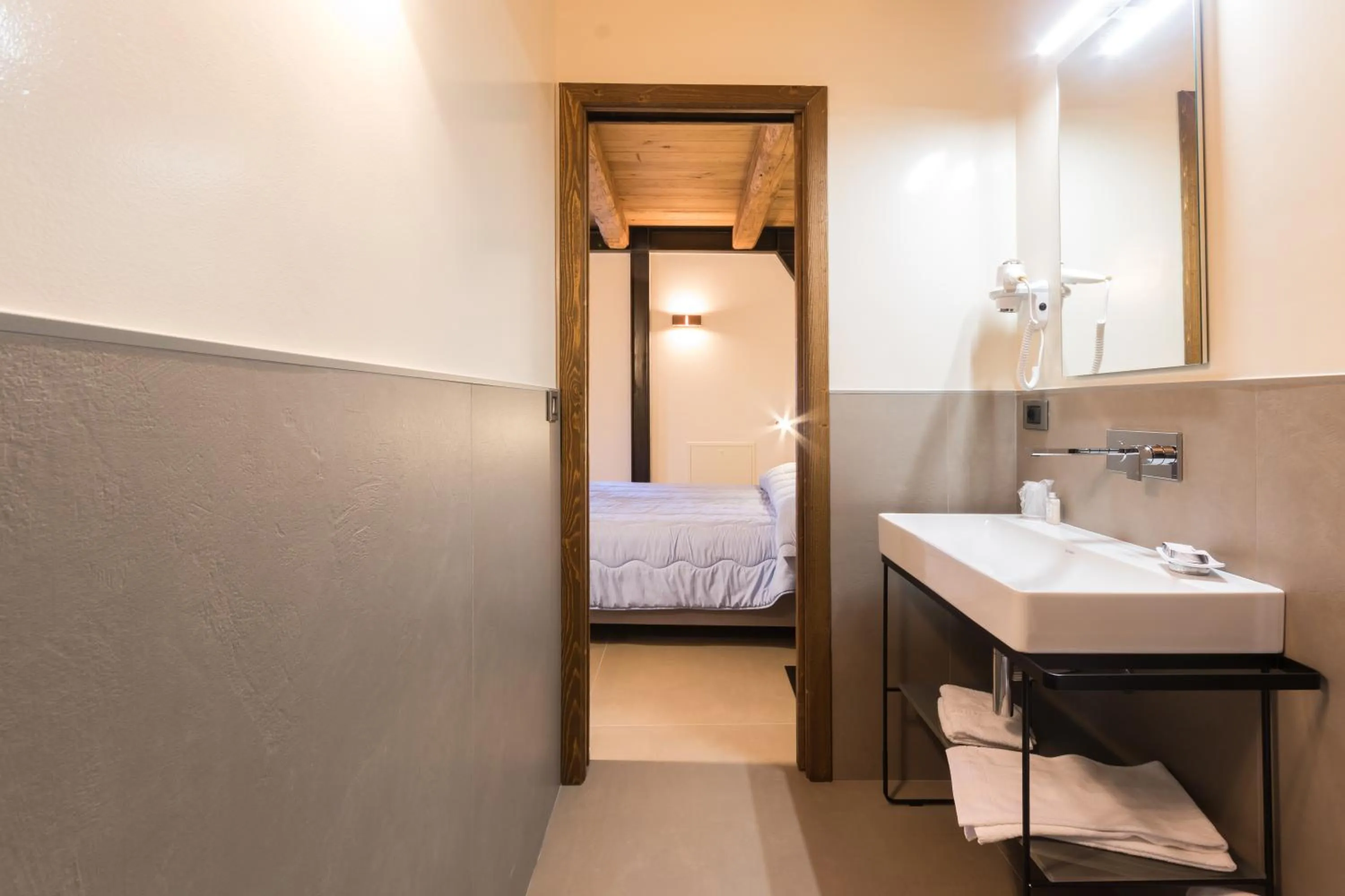 Bathroom, Bed in Borgotufi Albergo Diffuso