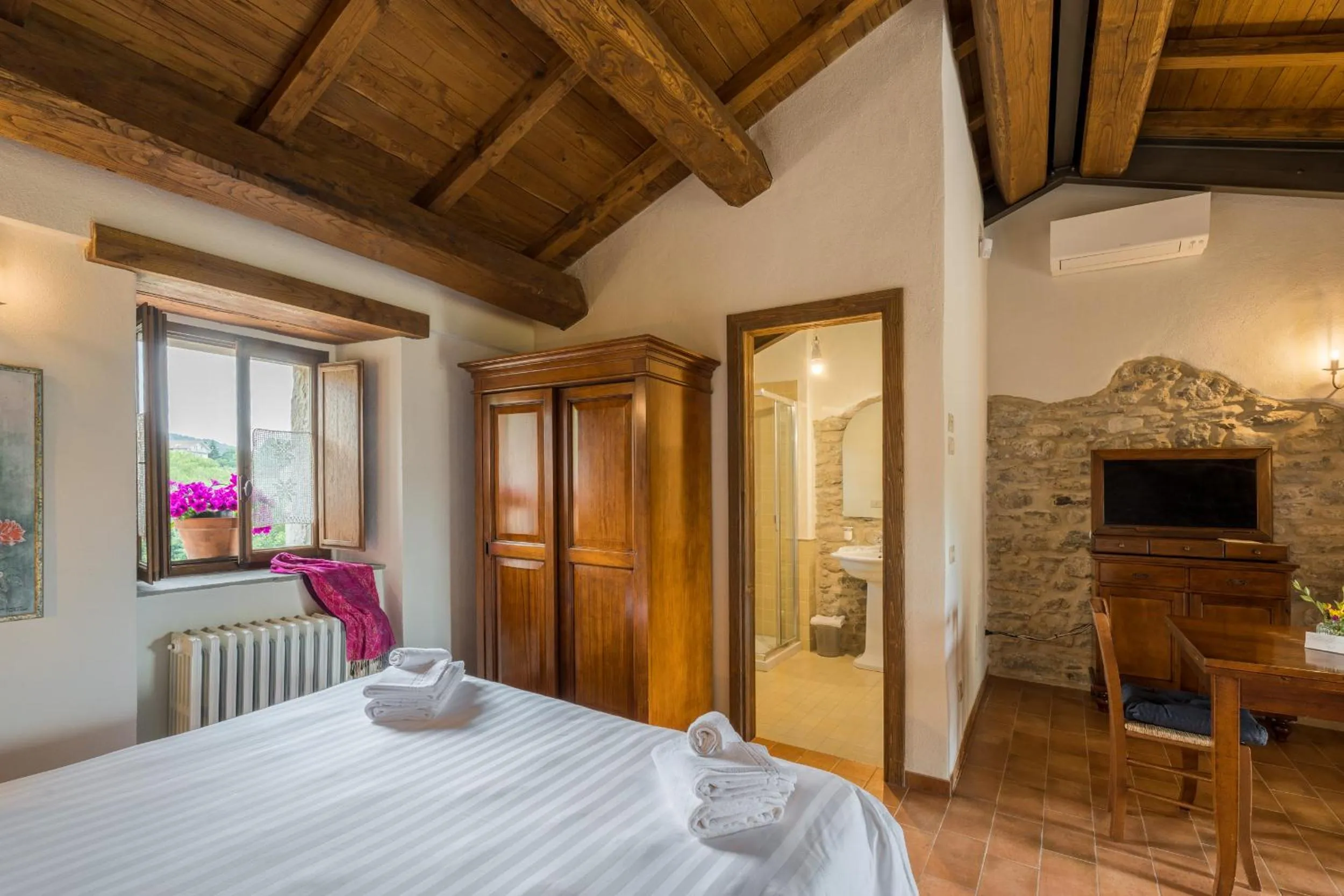 Photo of the whole room, Bed in Borgotufi Albergo Diffuso