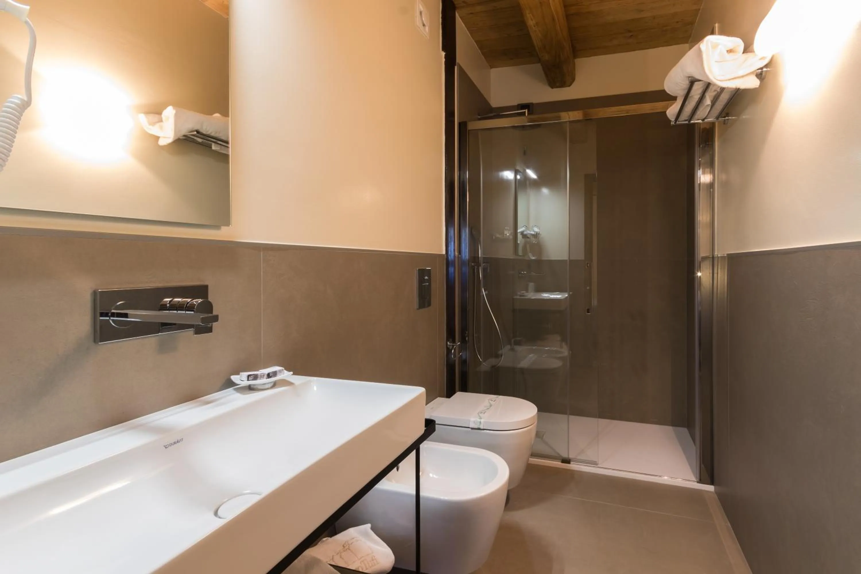 Shower in Borgotufi Albergo Diffuso