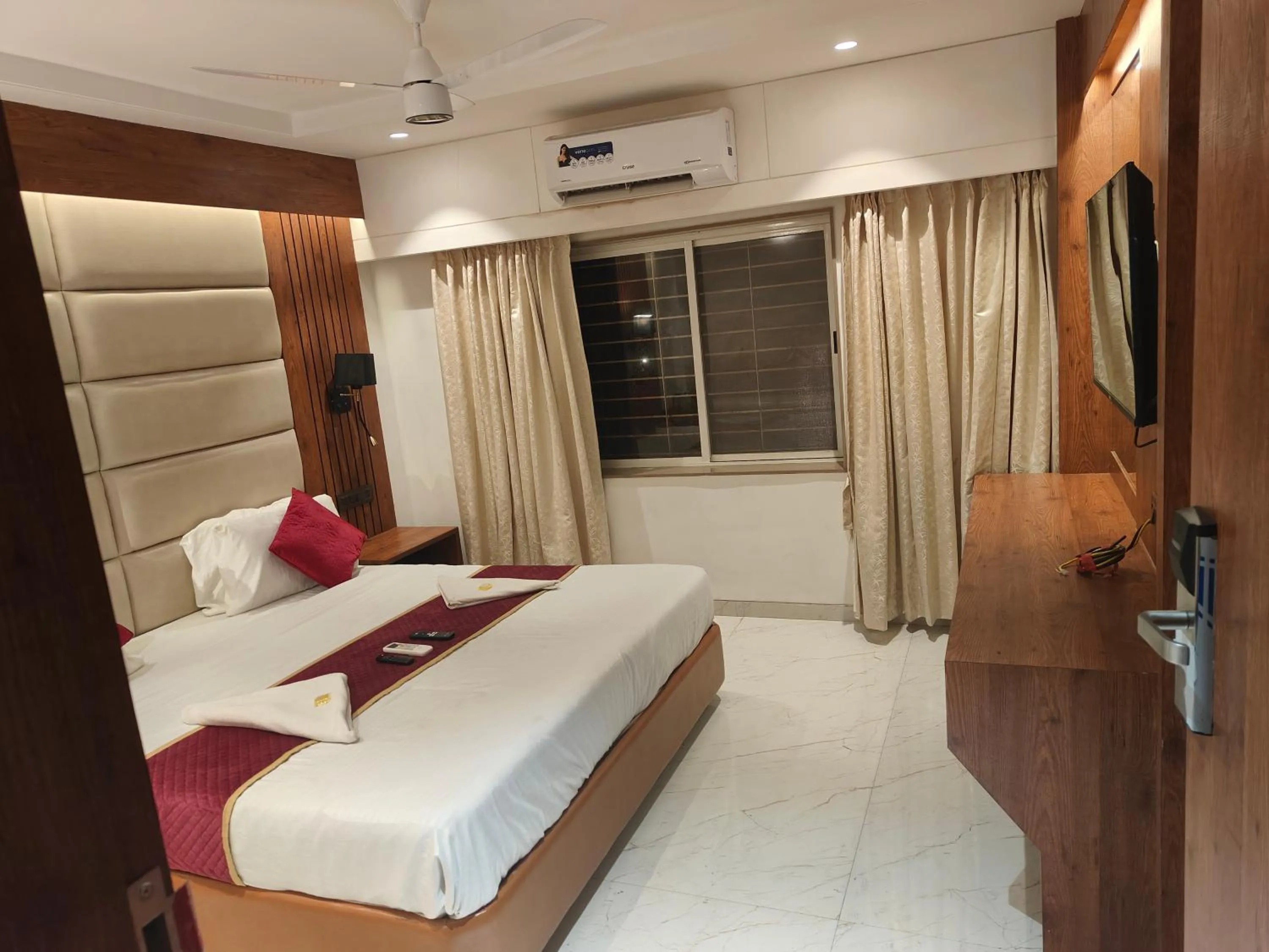 Shower, Bed in Hotel Anand Palace