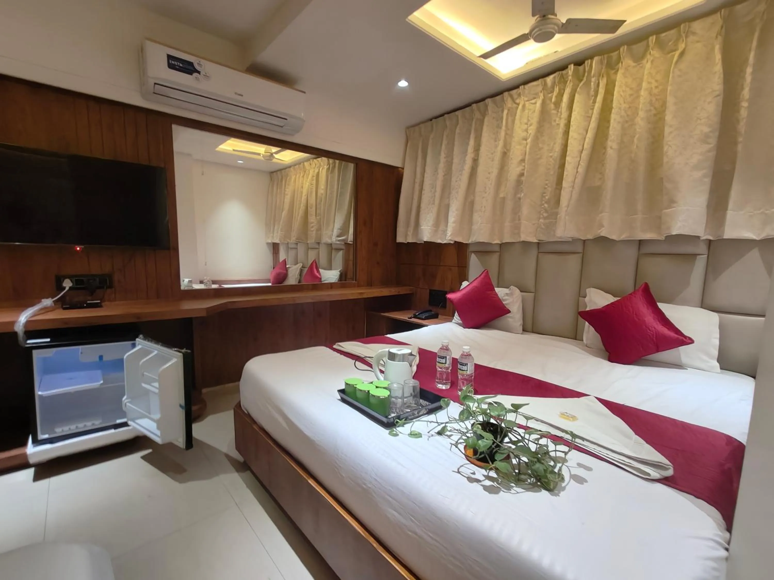 Communal lounge/ TV room, Bed in Hotel Anand Palace