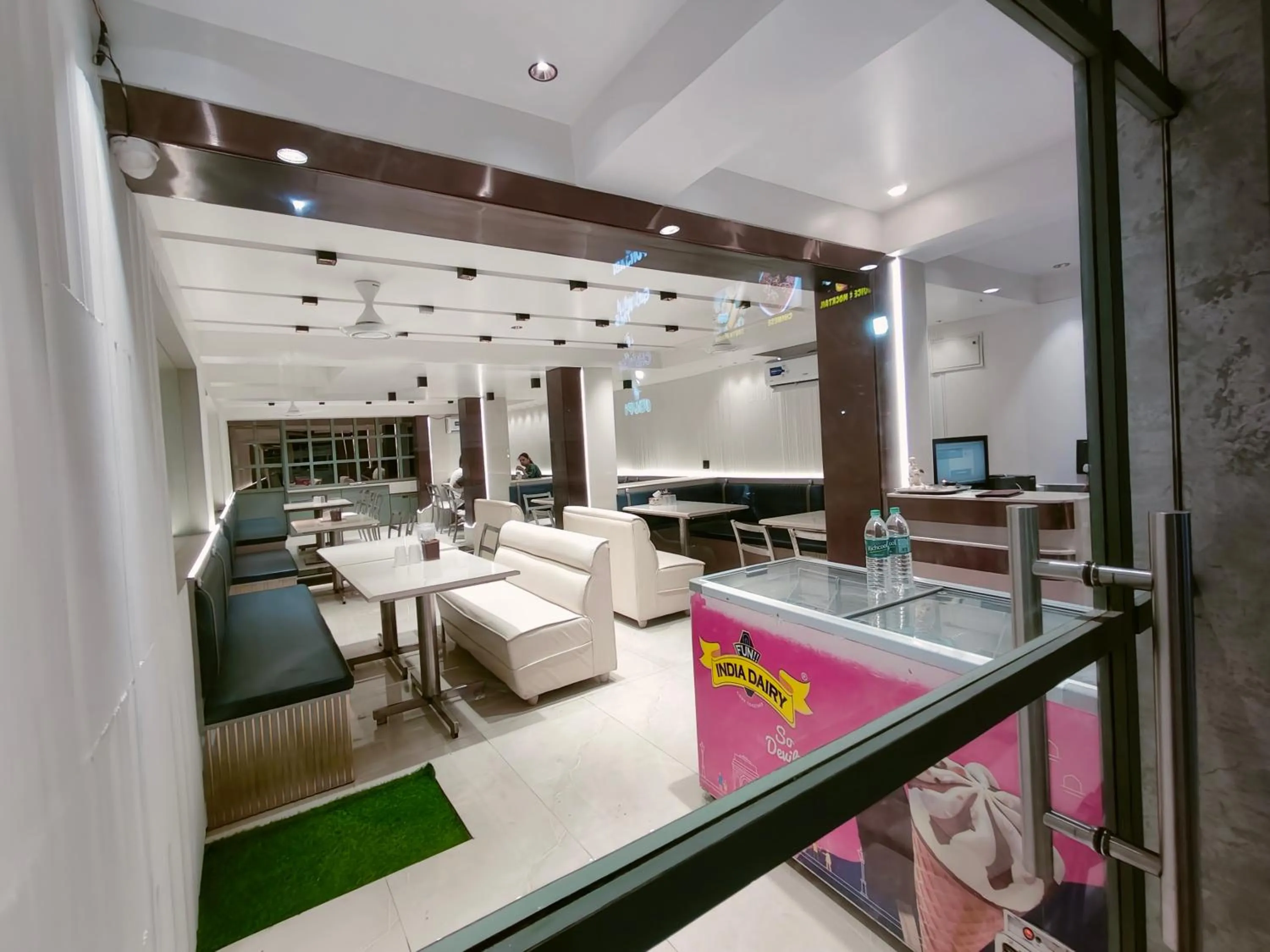 Restaurant/places to eat in Hotel Anand Palace