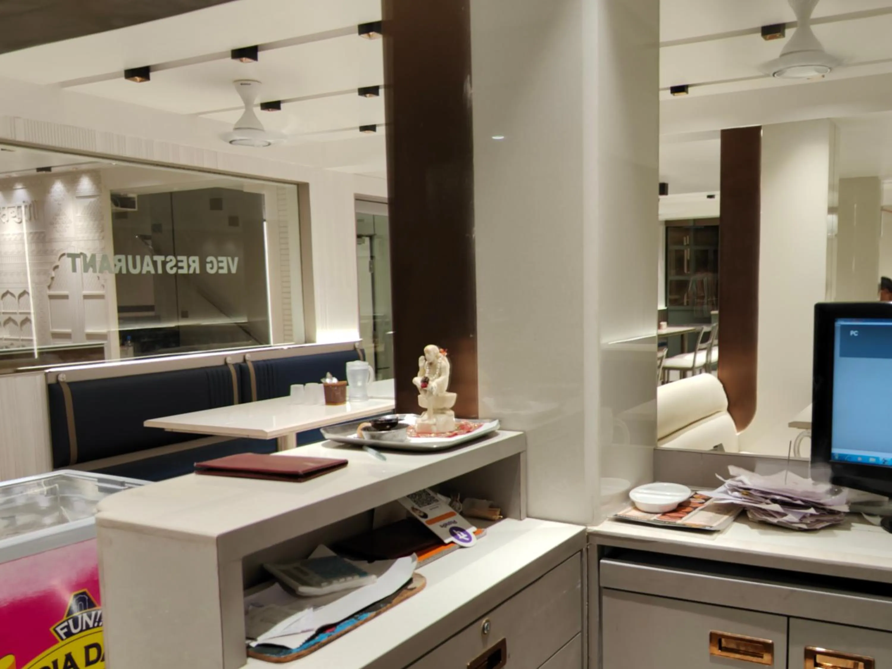 Restaurant/places to eat in Hotel Anand Palace