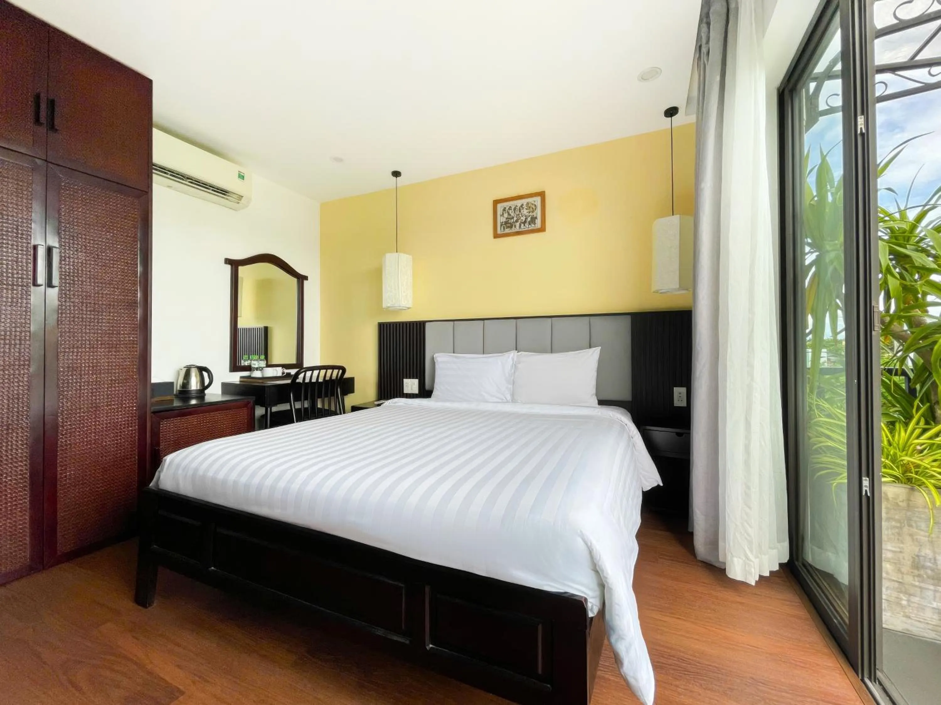 Bed in Serene Riverside Hotel Hoi An