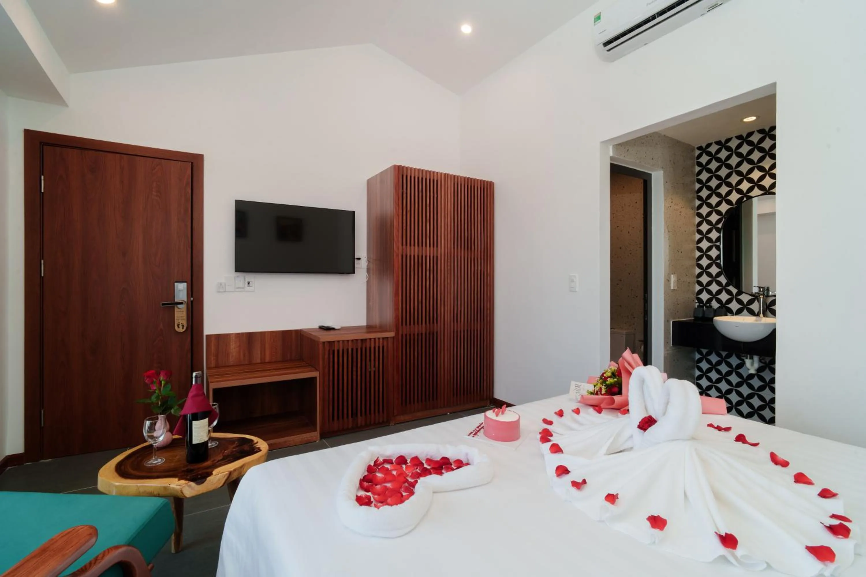 Bed in Serene Riverside Hotel Hoi An