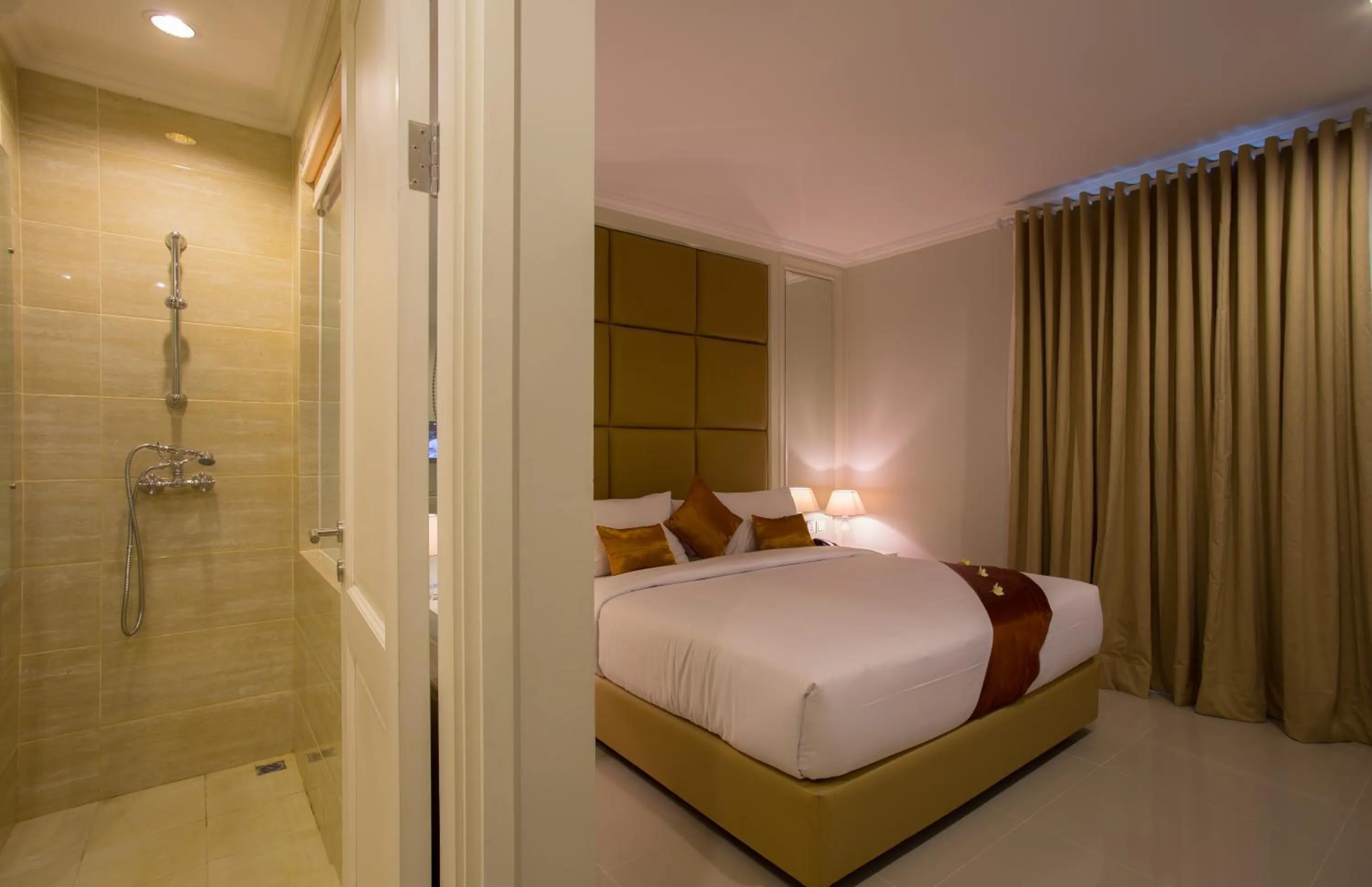 Bathroom, Bed in Amalfi Hotel Seminyak