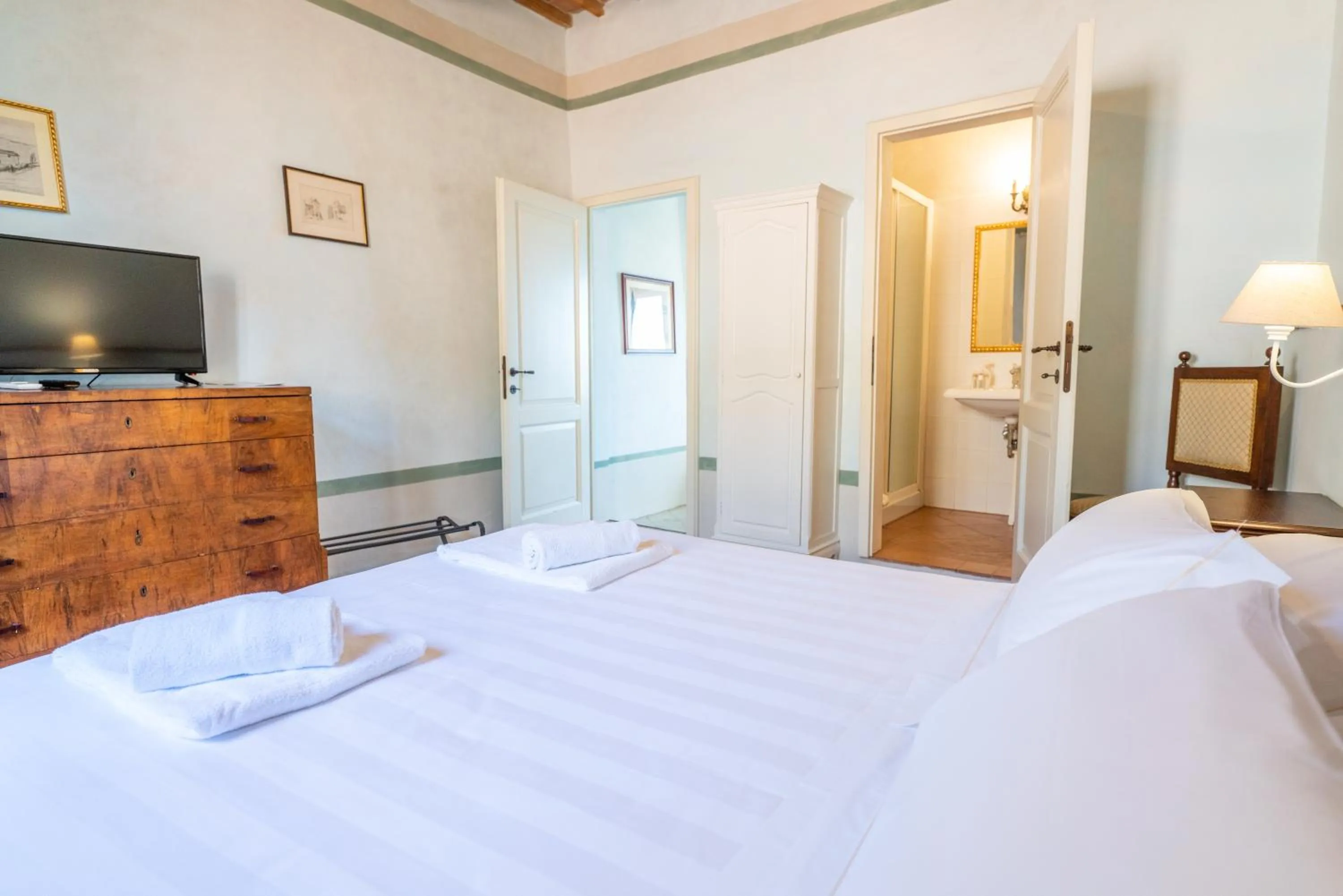 Bathroom, Bed in Palazzo Mosela Alla Porta