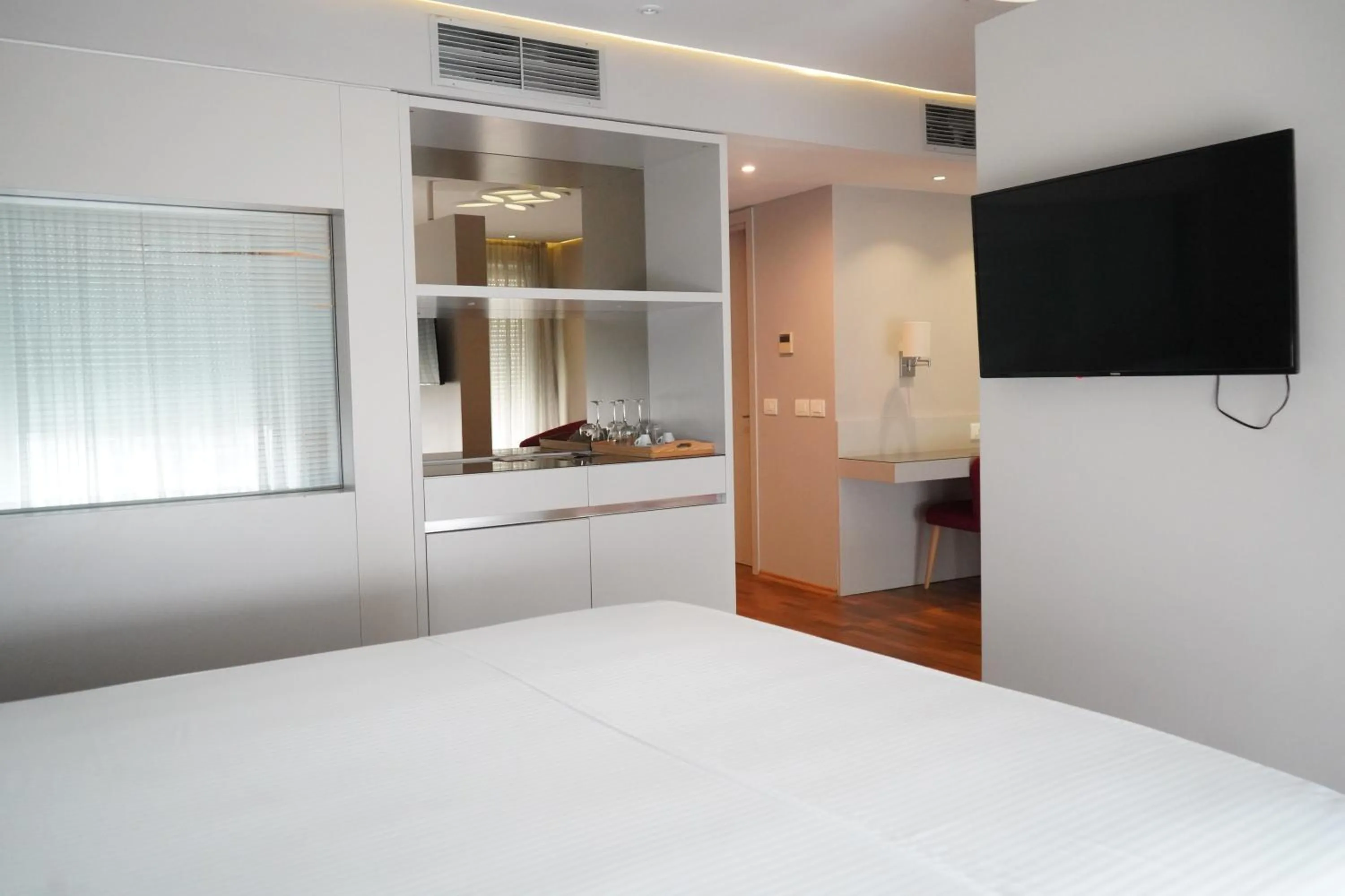 Communal lounge/ TV room, Bed in Bougainville Bay Hotel