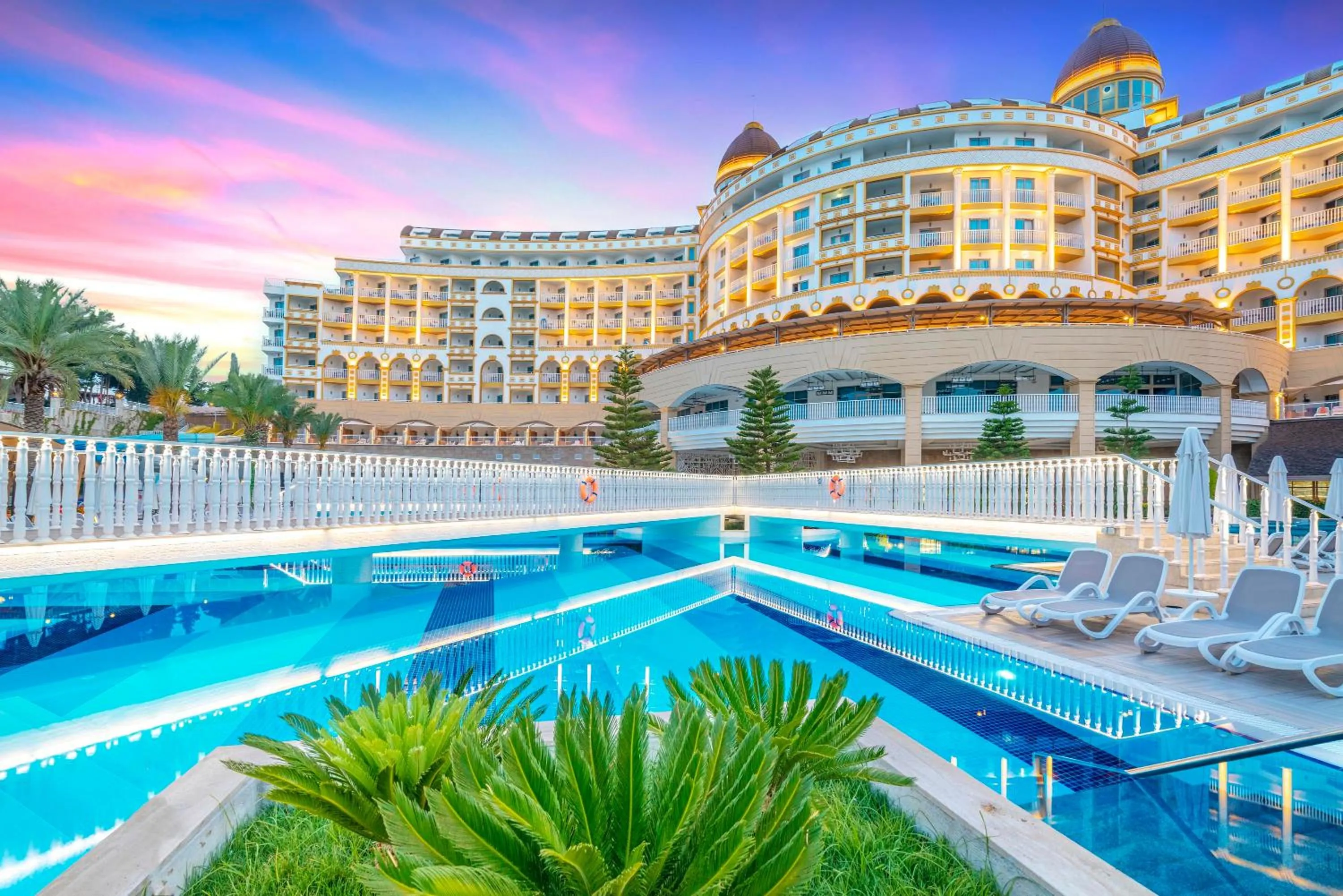 Property building, Swimming Pool in Kirman Sidemarin Beach & Spa - All Inclusive