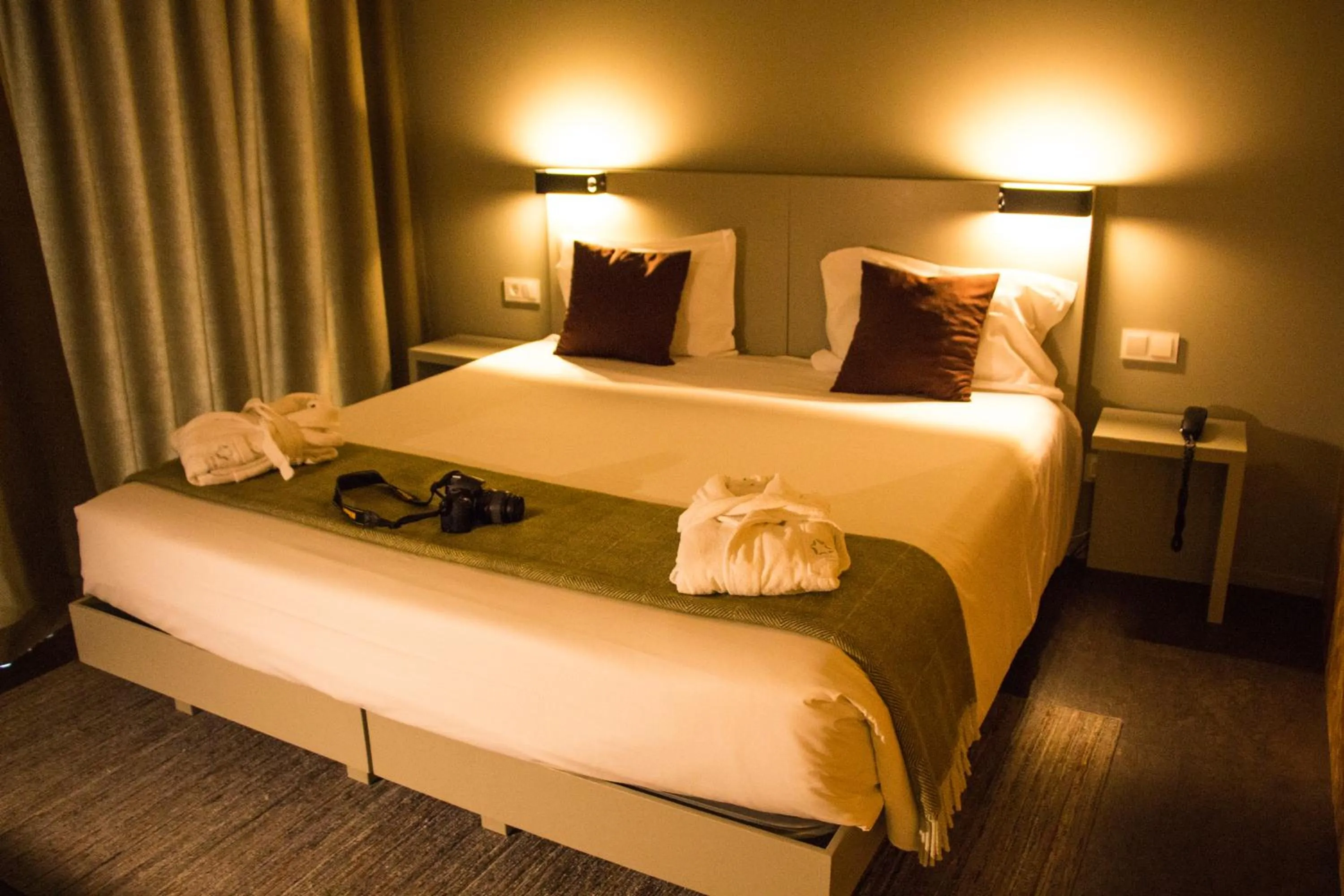 towels, Bed in Longroiva Hotel Rural