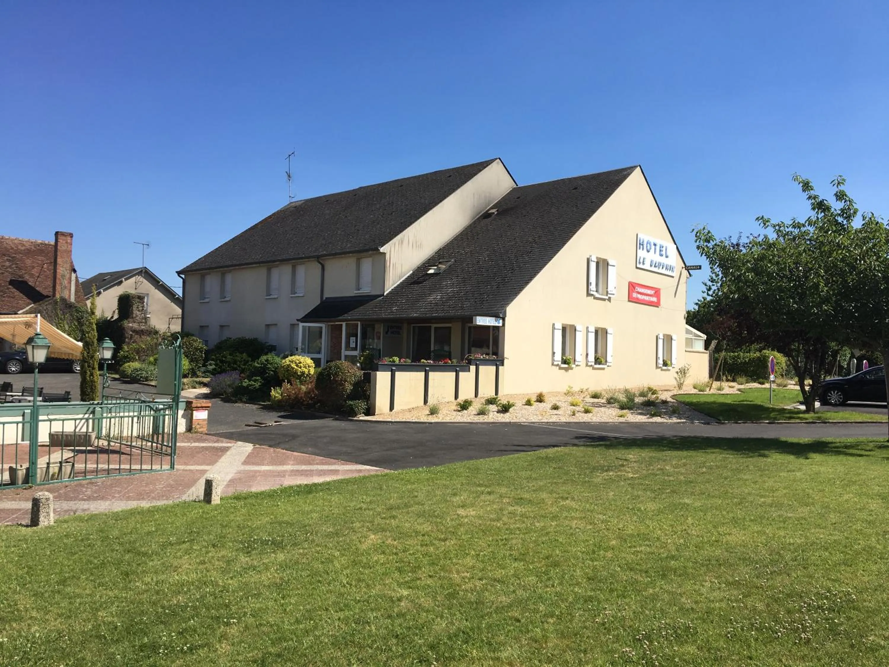 Property building in Hôtel Le Dauphin