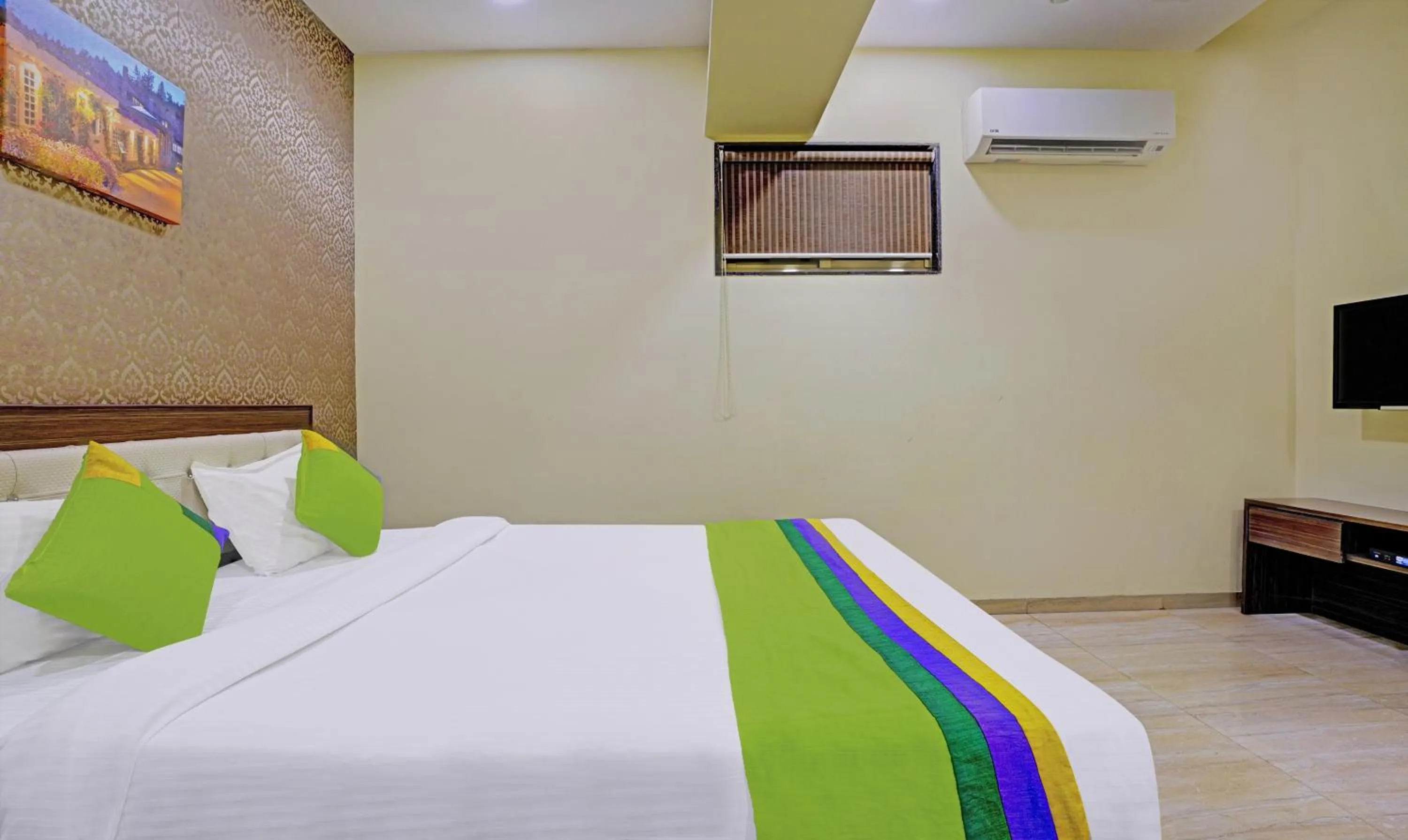 Bedroom, Bed in Treebo De Grandeur Anand Nagar