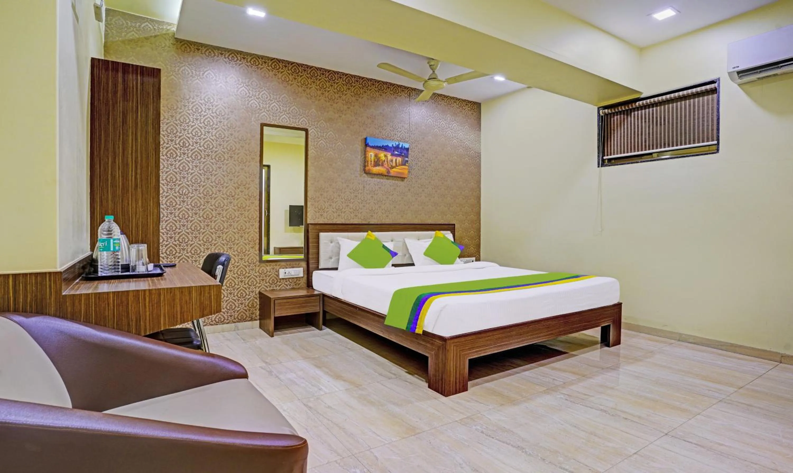 Bedroom, Bed in Treebo De Grandeur Anand Nagar