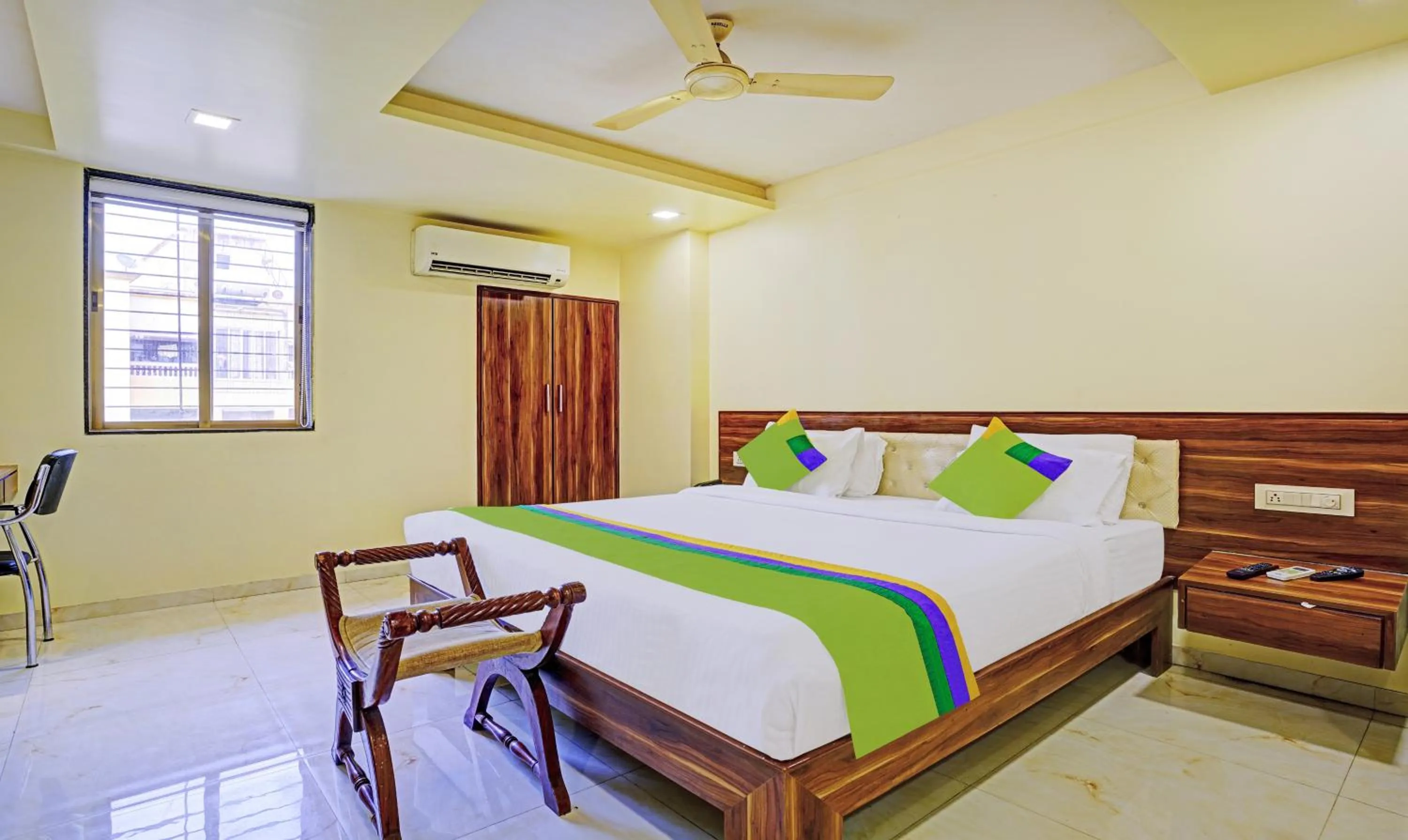 Bedroom, Bed in Treebo De Grandeur Anand Nagar