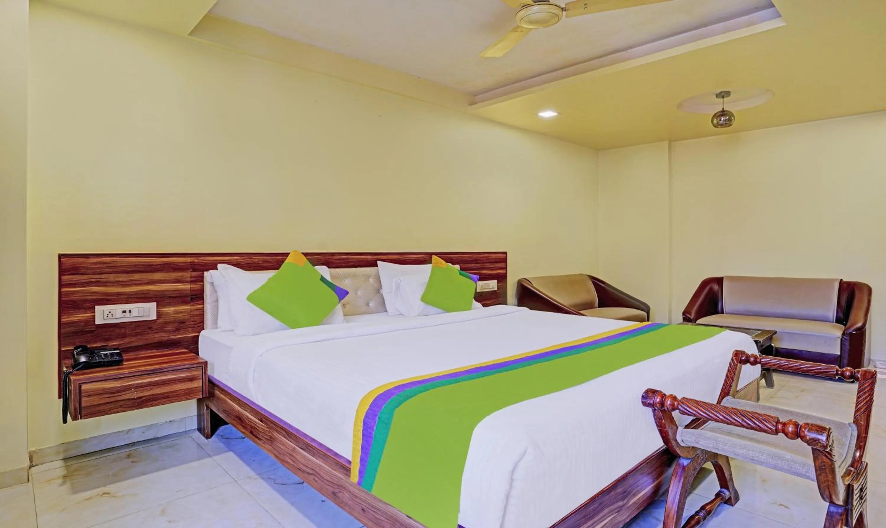 Bedroom, Bed in Treebo De Grandeur Anand Nagar