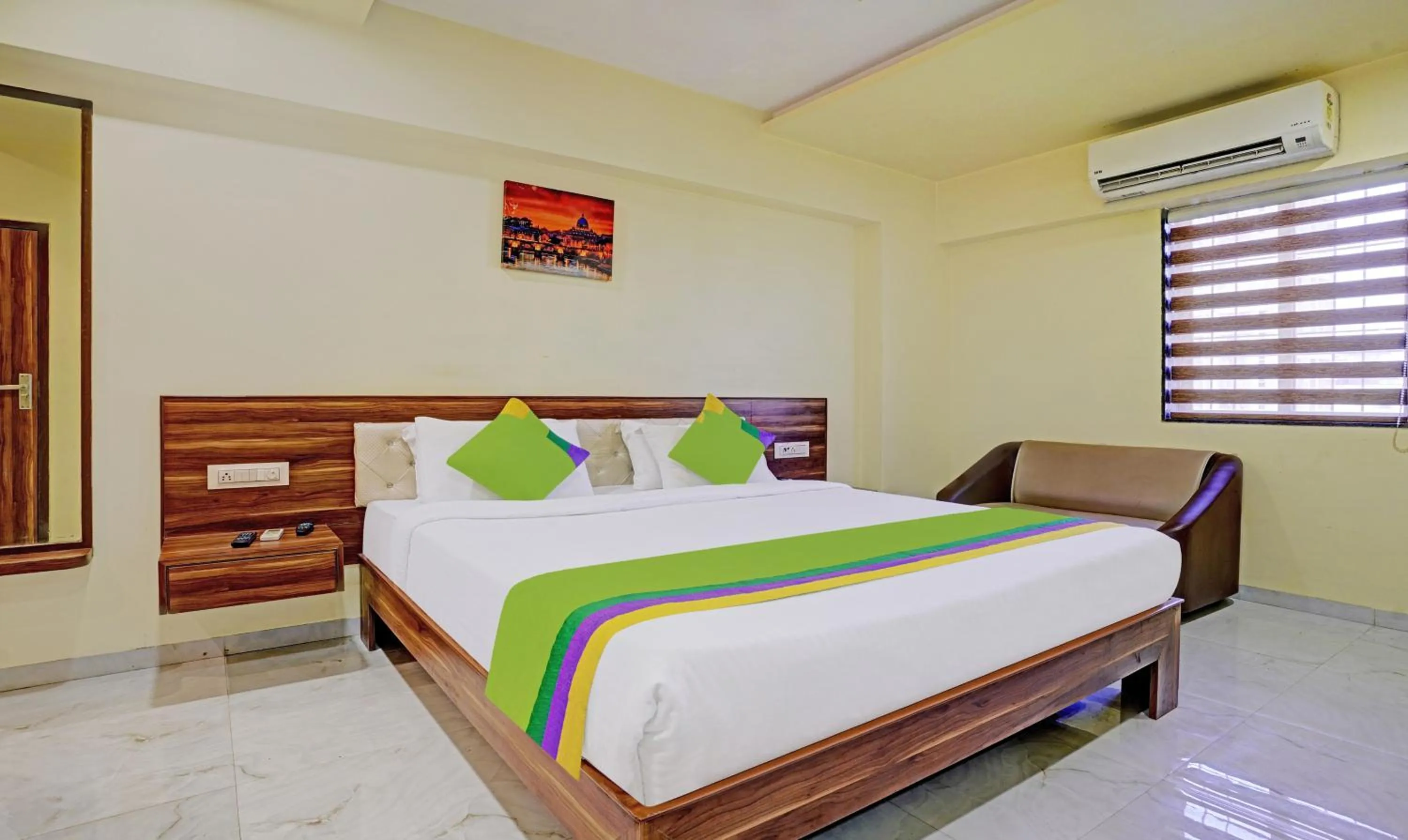 Bedroom, Bed in Treebo De Grandeur Anand Nagar