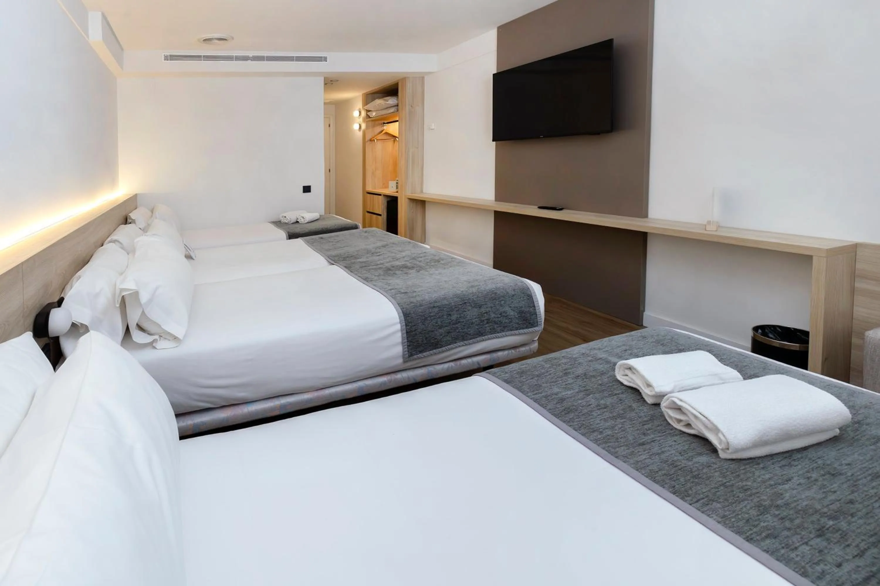 Photo of the whole room, Bed in Sercotel Delfos Andorra