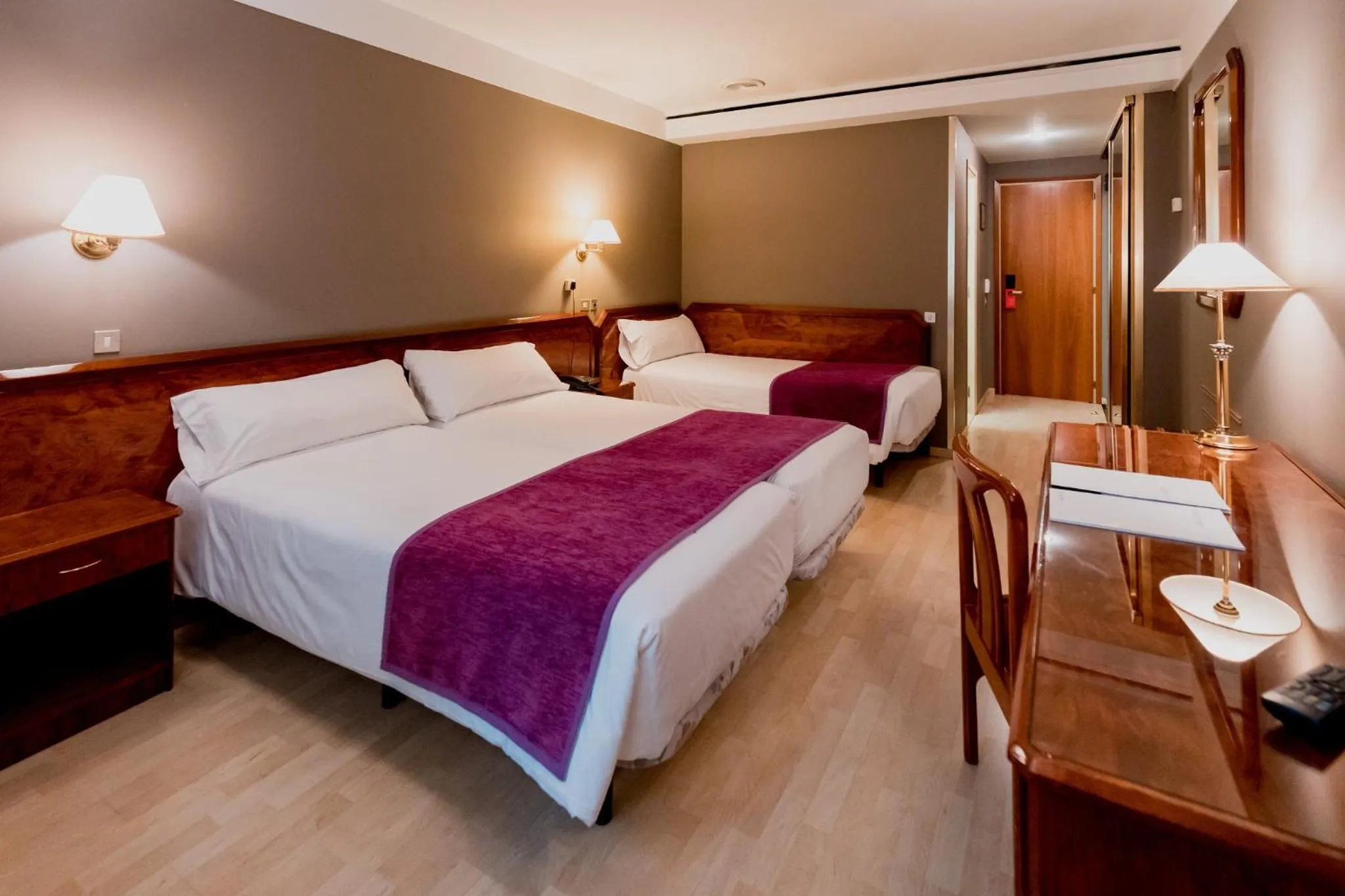 Photo of the whole room, Bed in Sercotel Delfos Andorra