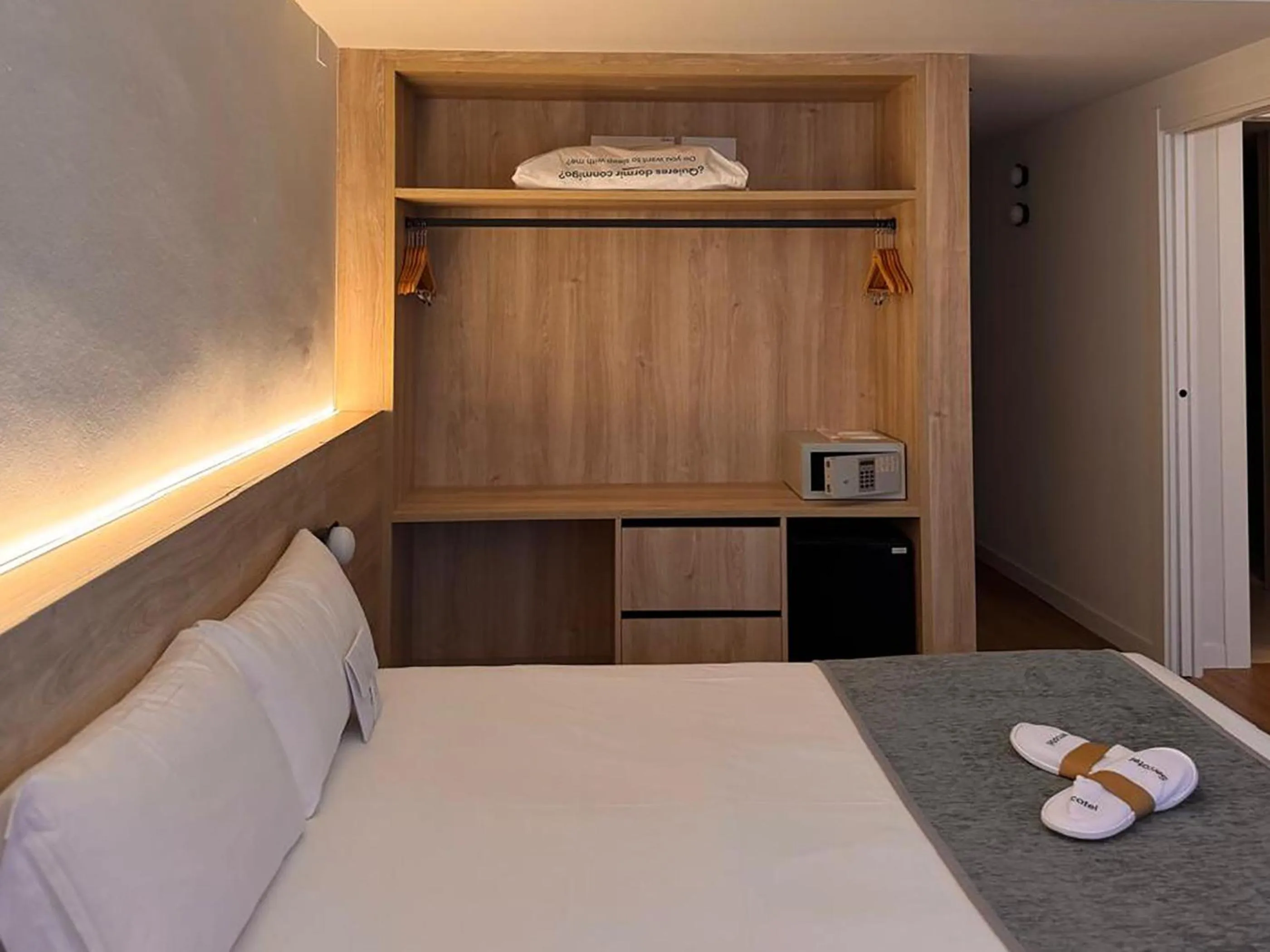 Photo of the whole room, Bed in Sercotel Delfos Andorra