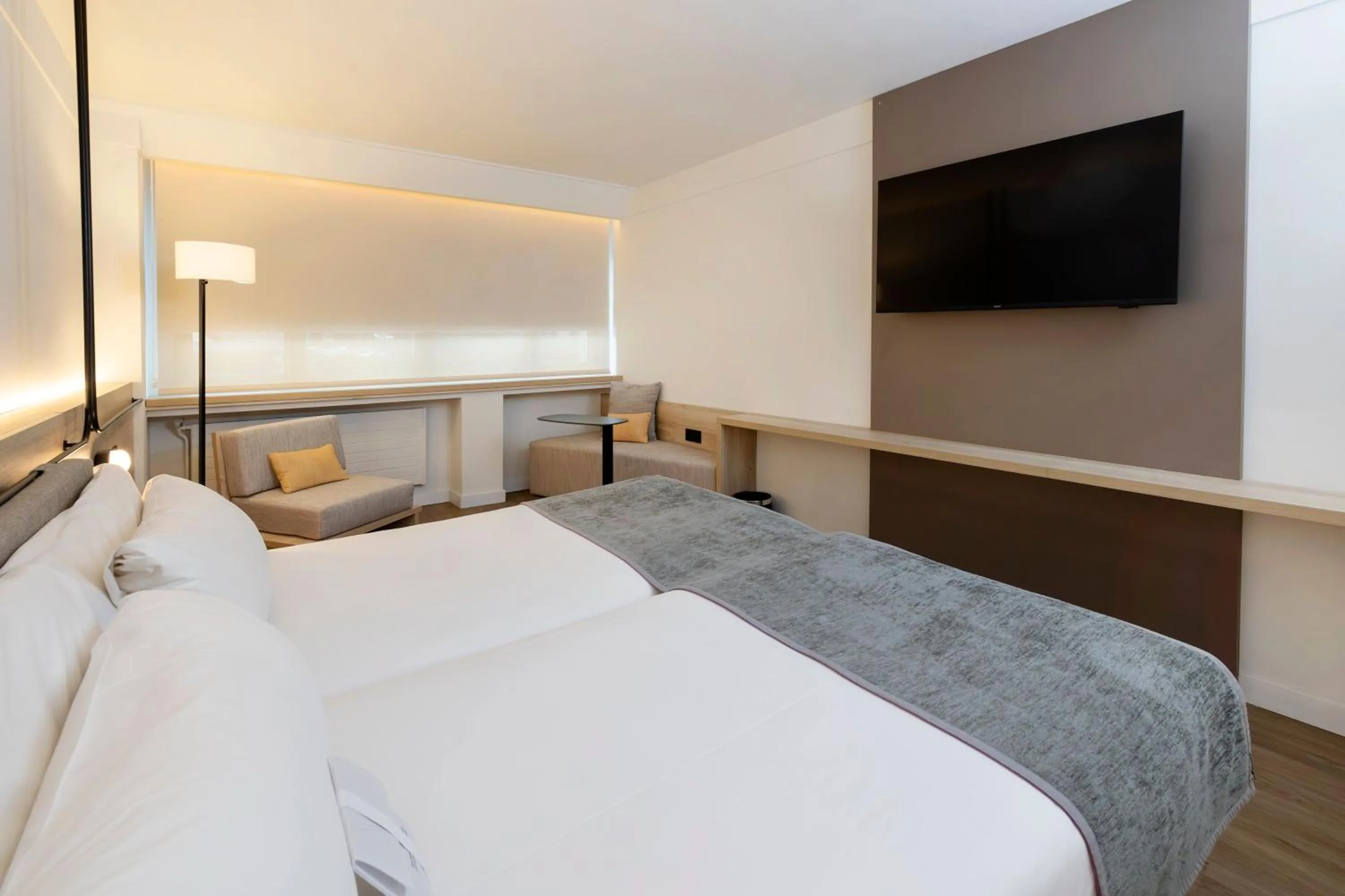 Photo of the whole room, Bed in Sercotel Delfos Andorra