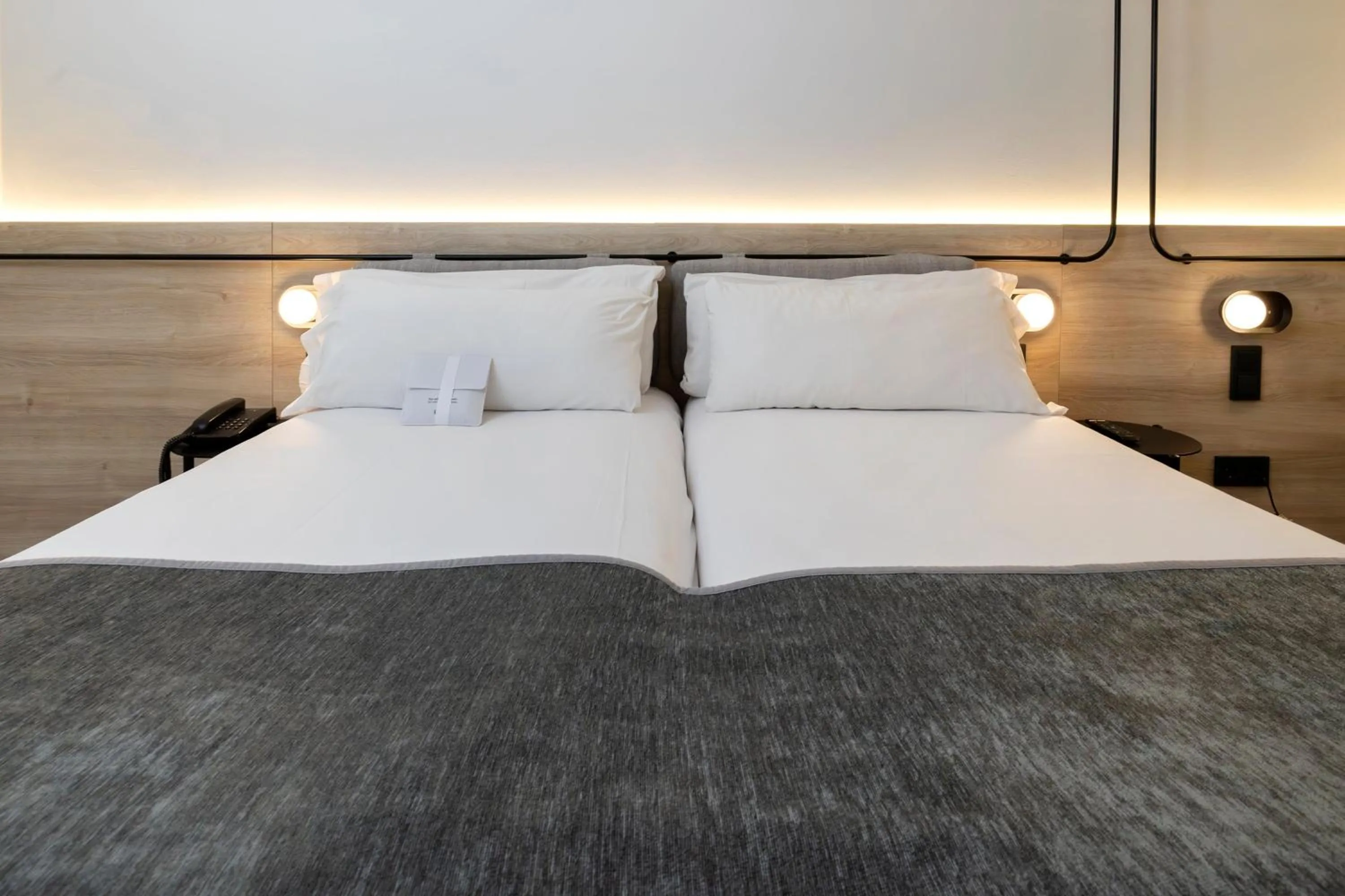 Photo of the whole room, Bed in Sercotel Delfos Andorra