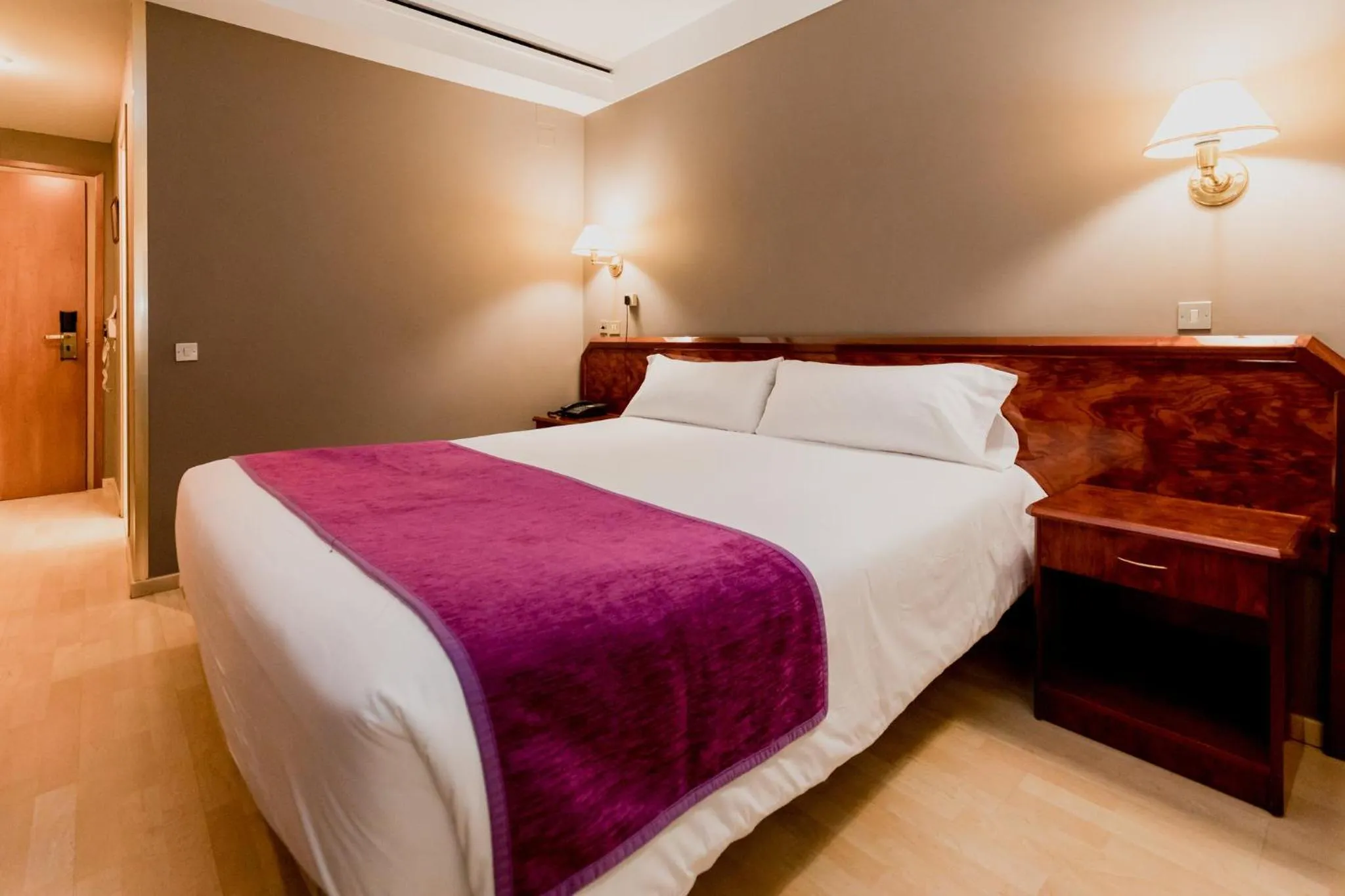 Photo of the whole room, Bed in Sercotel Delfos Andorra