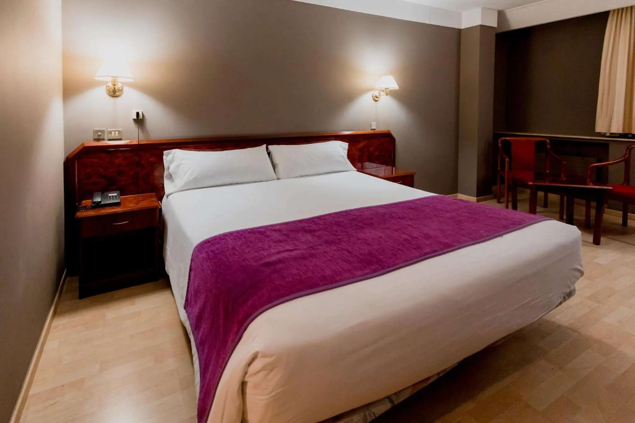 Photo of the whole room, Bed in Sercotel Delfos Andorra