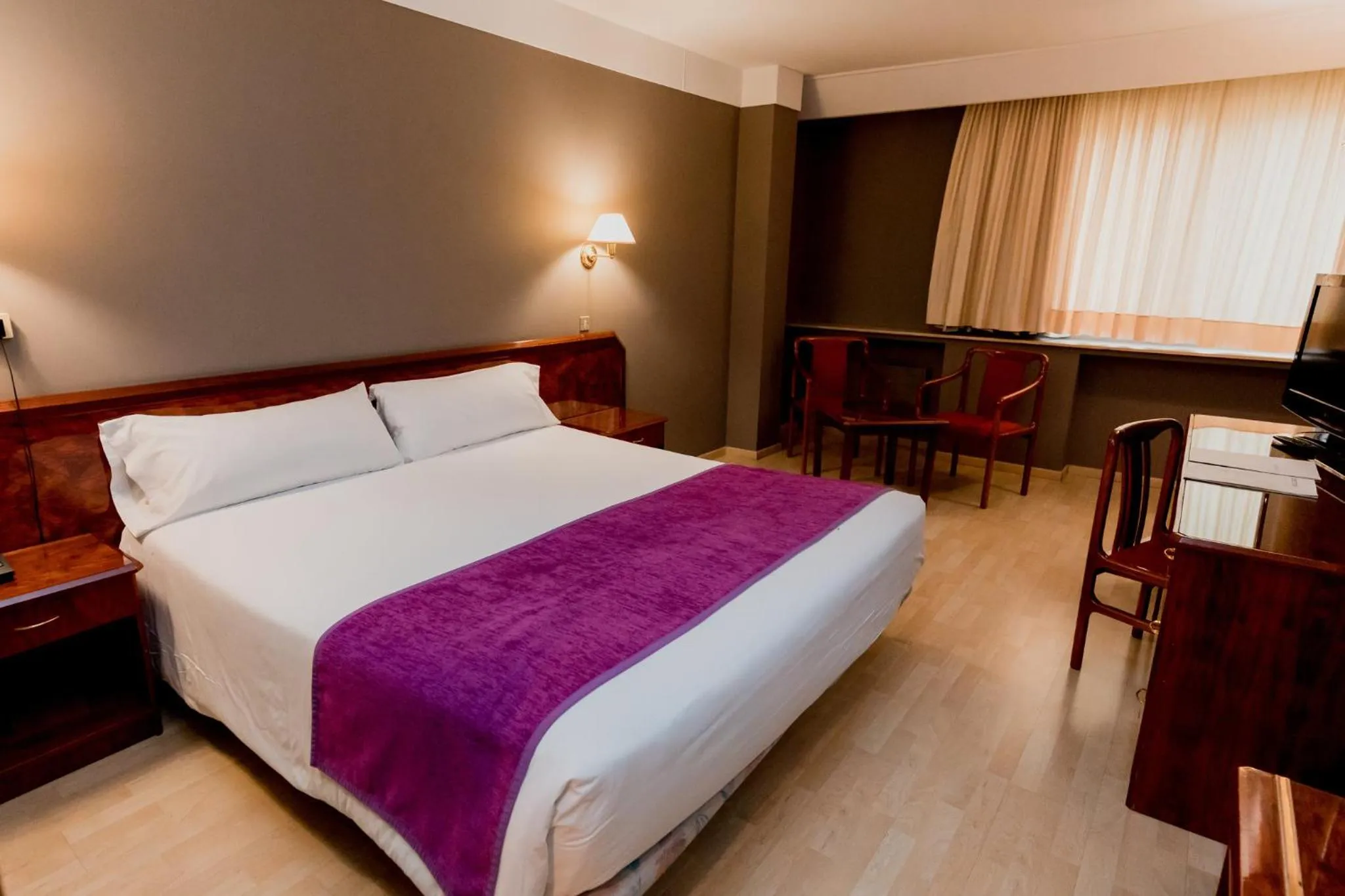 Photo of the whole room, Bed in Sercotel Delfos Andorra