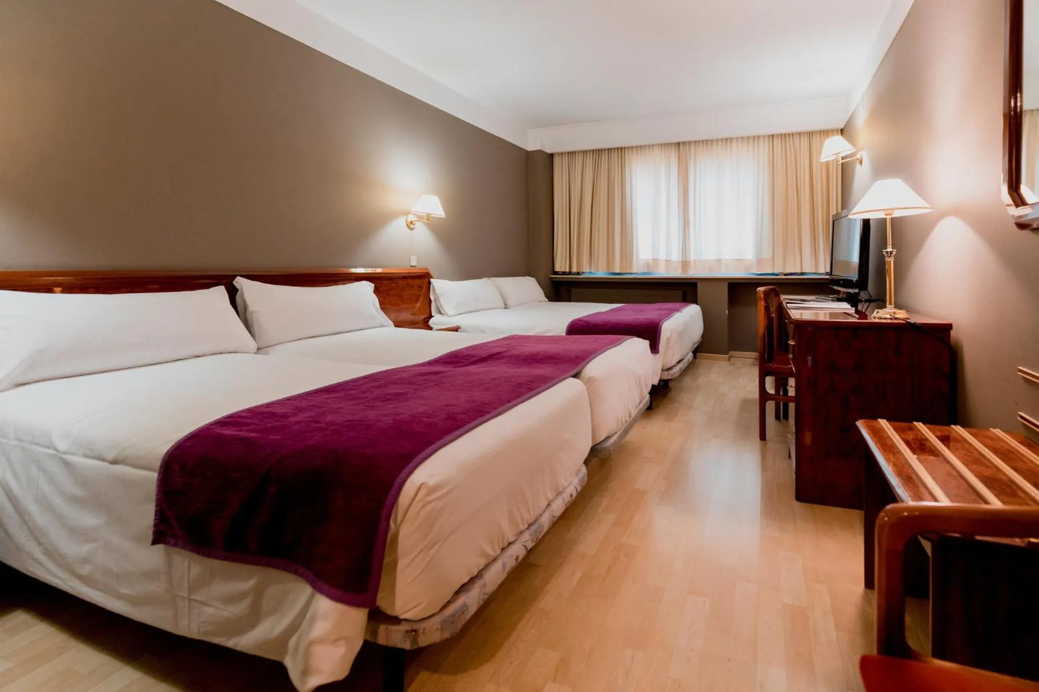Photo of the whole room, Bed in Sercotel Delfos Andorra