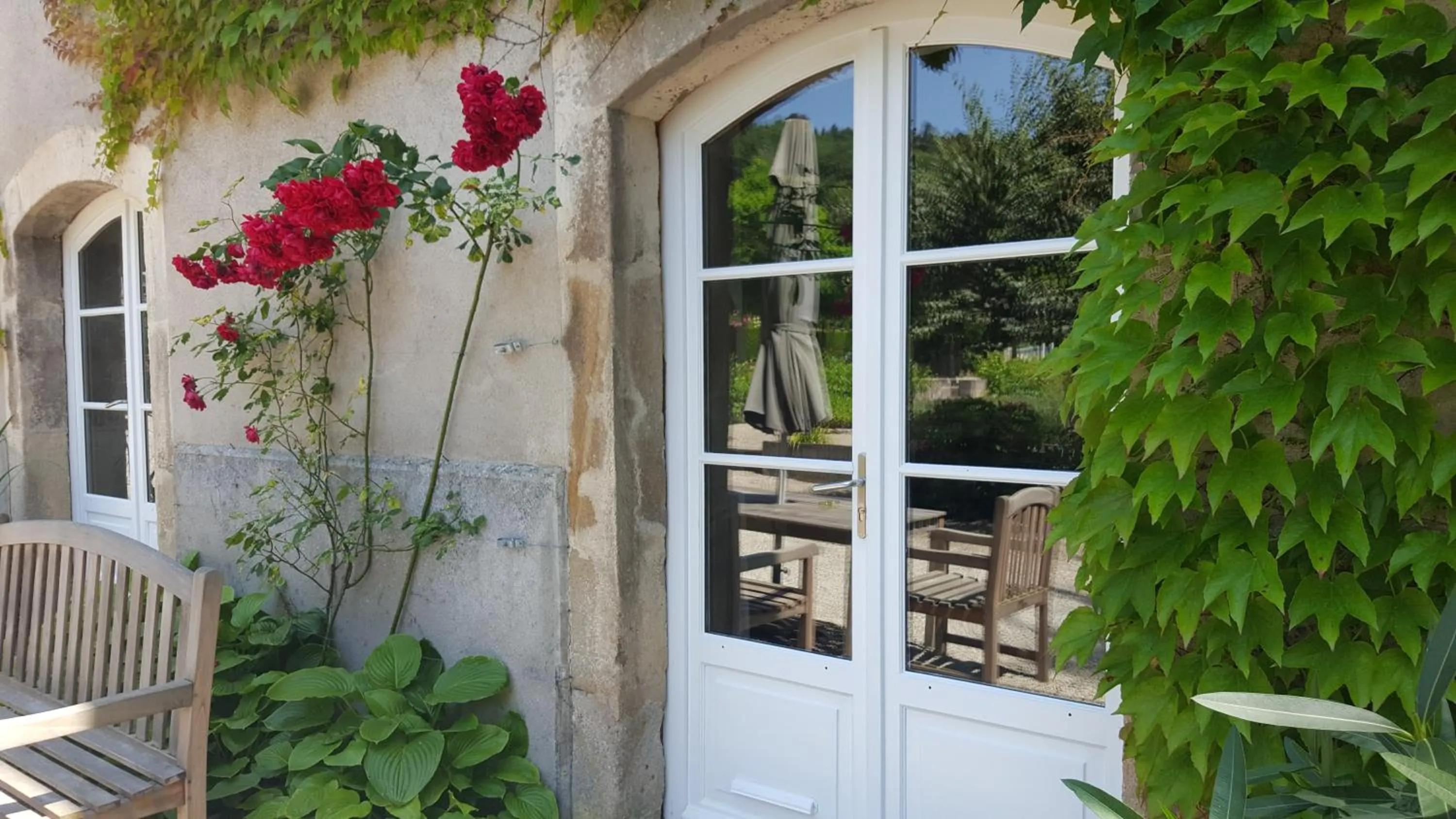 Balcony/Terrace in Moulin Renaudiots - Escapade Luxe Refuge cosy & Bourgogne au coin du feu